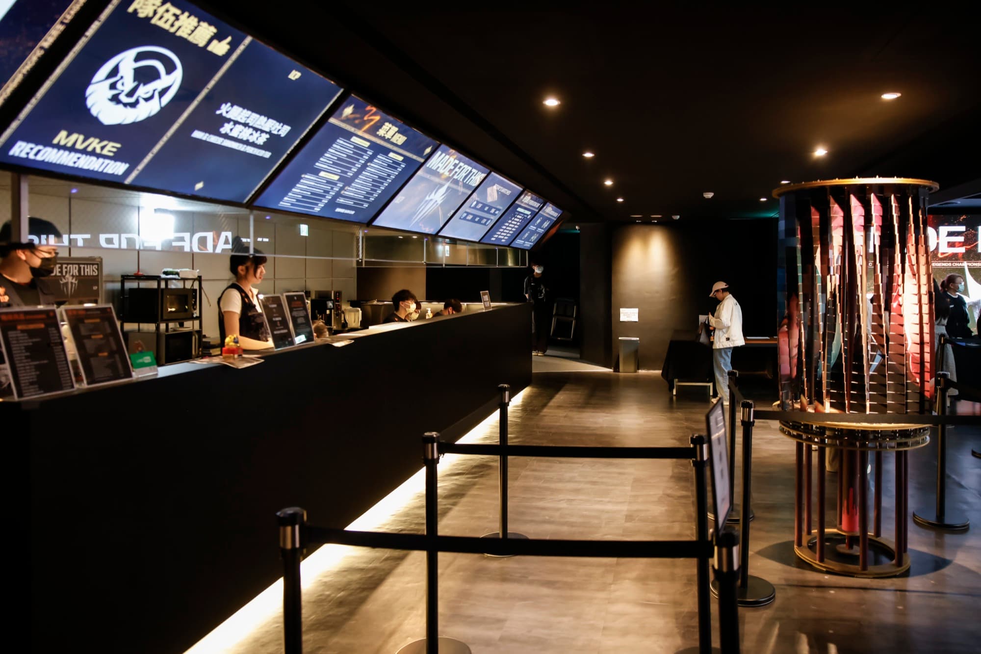 LCP Arena 場館內部廣角，賽事品牌展示牆與吧台區域
