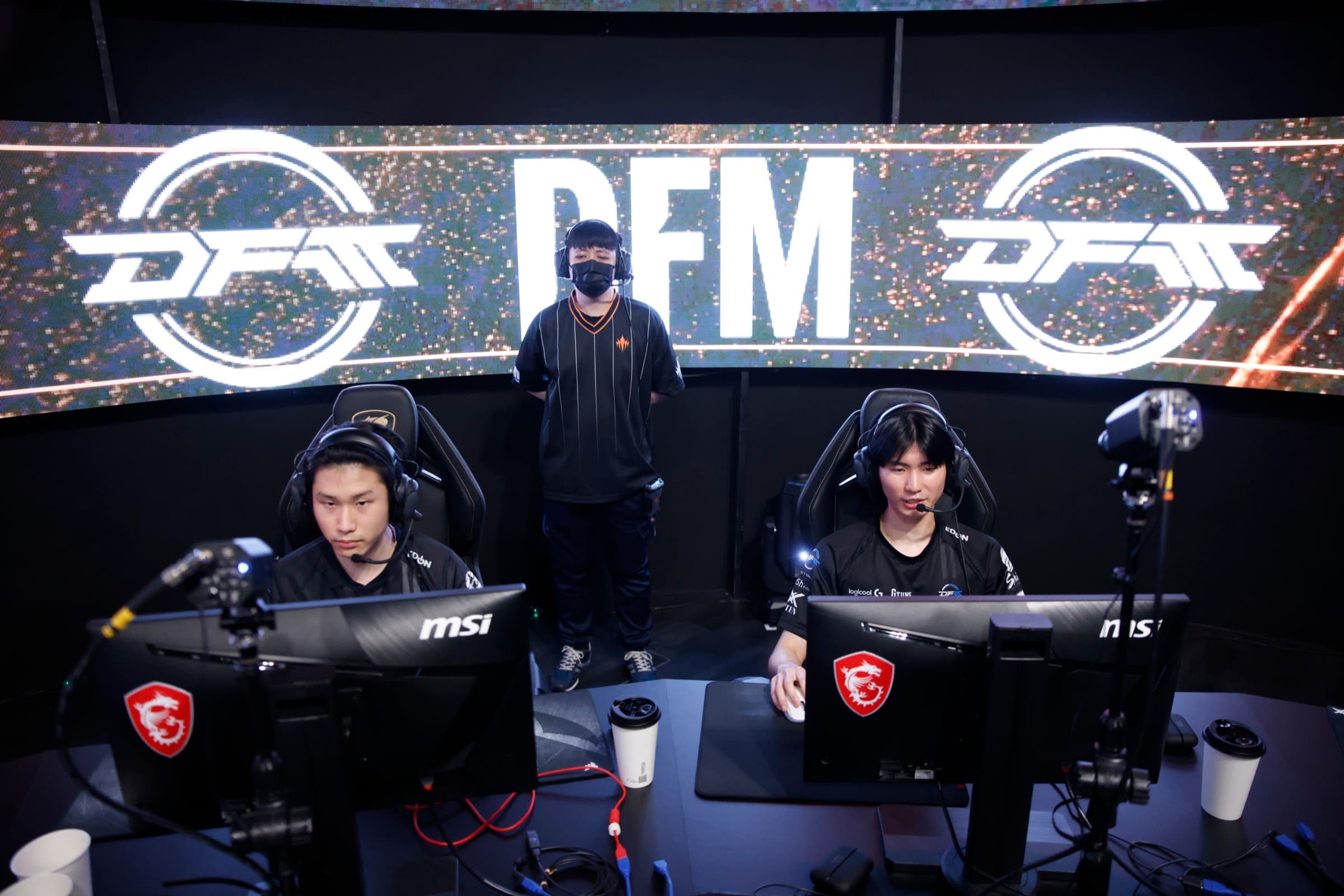 LCP 賽事 DFM 戰隊兩名選手在 MSI 賽事席就位，教練站後方
