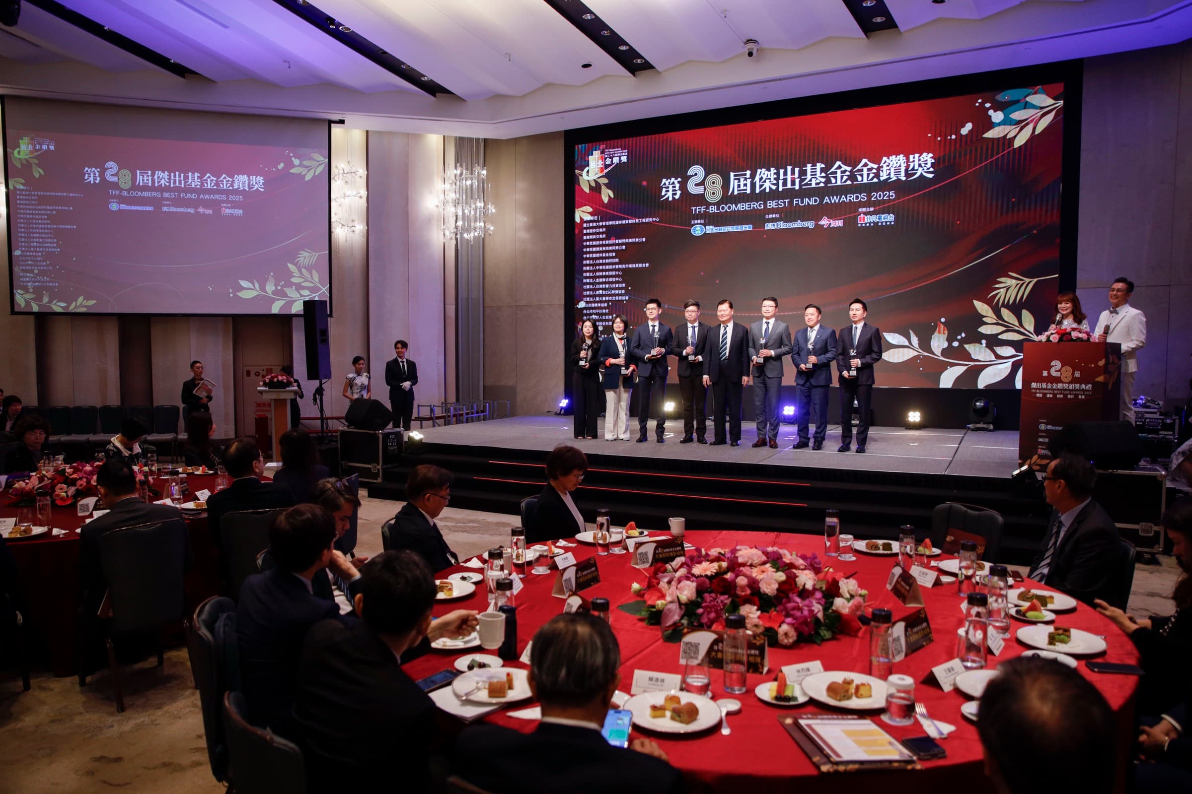 第 28 屆金鑽獎舞台上多位貴賓共同頒獎合影