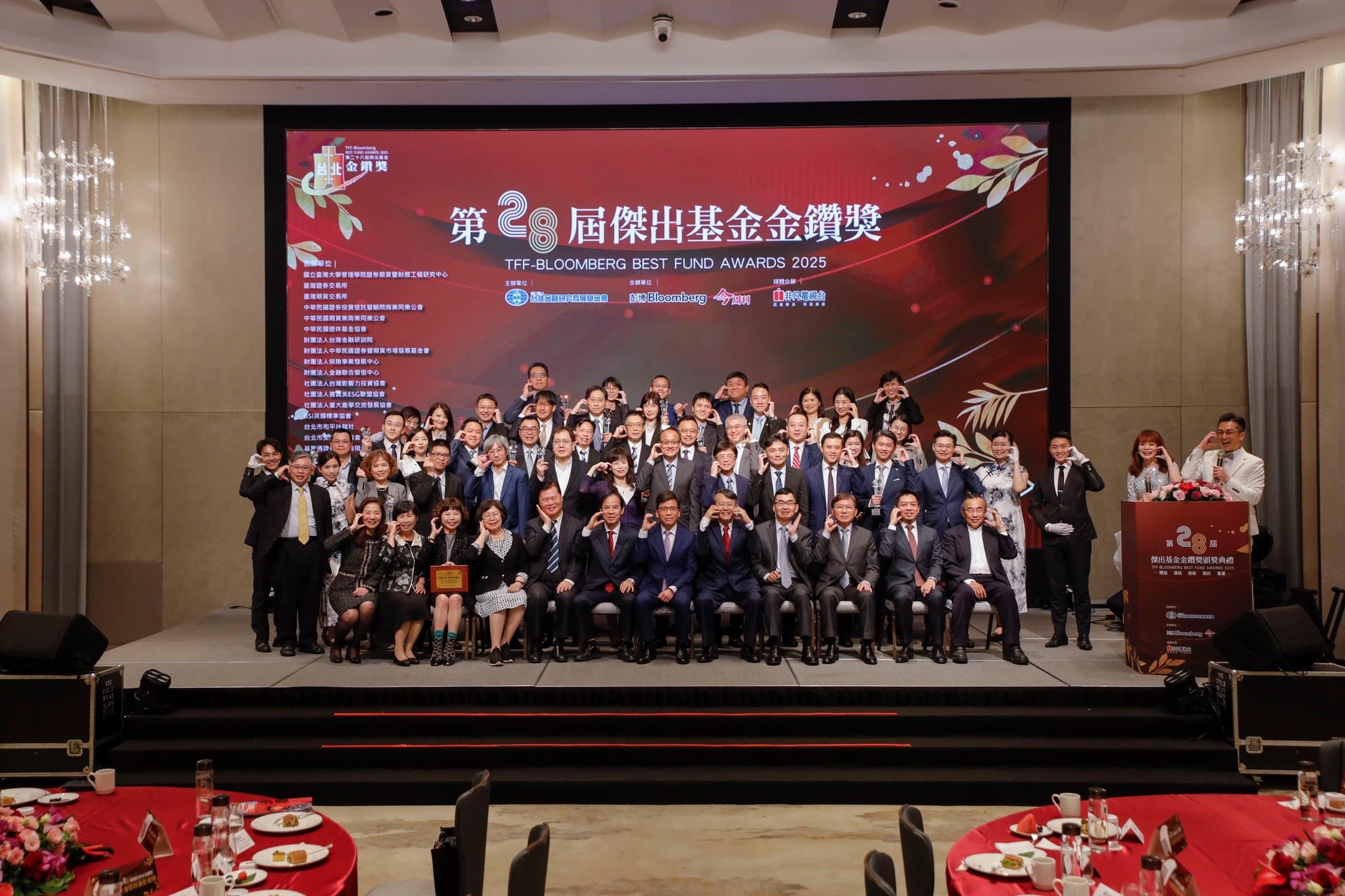 第 28 屆金鑽獎全屆得獎單位代表台上大合照