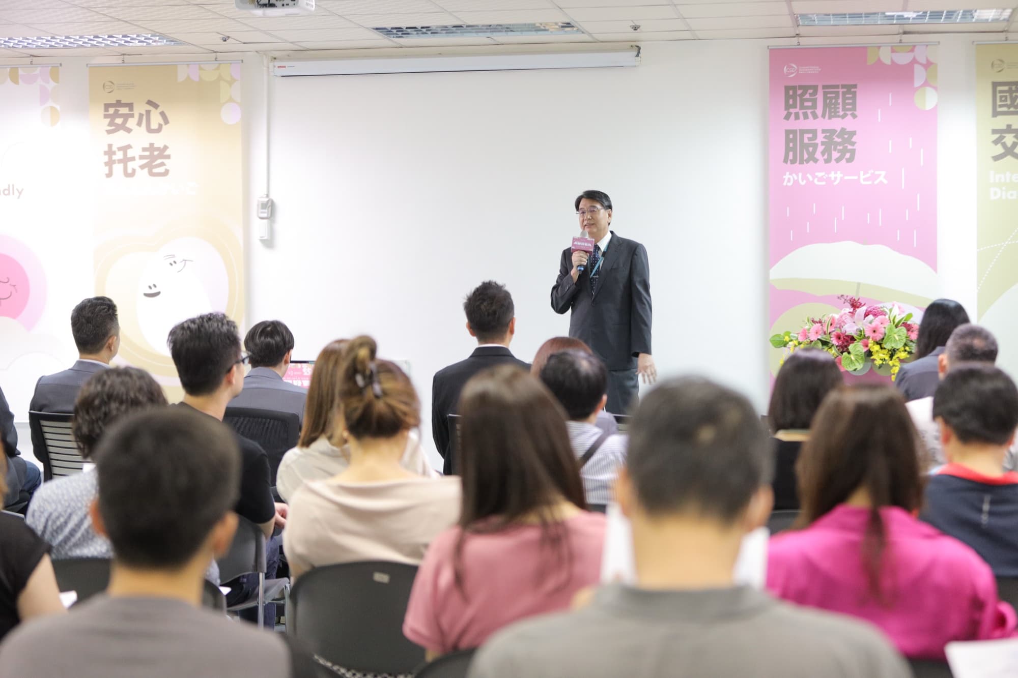 中段課程進行中，聽眾正面廣角紀錄