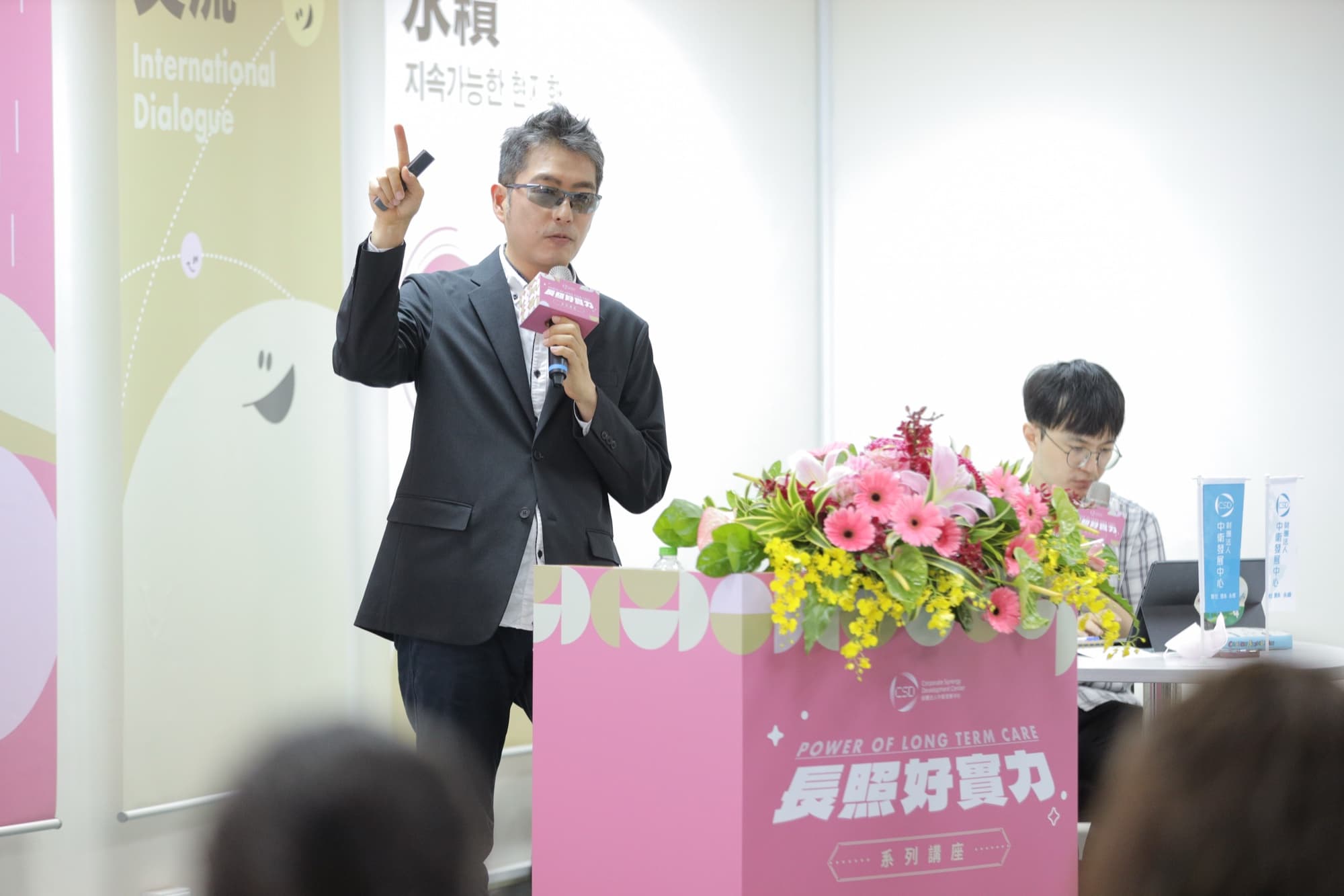 第二場次講者於台前說明，燈光穩定均勻