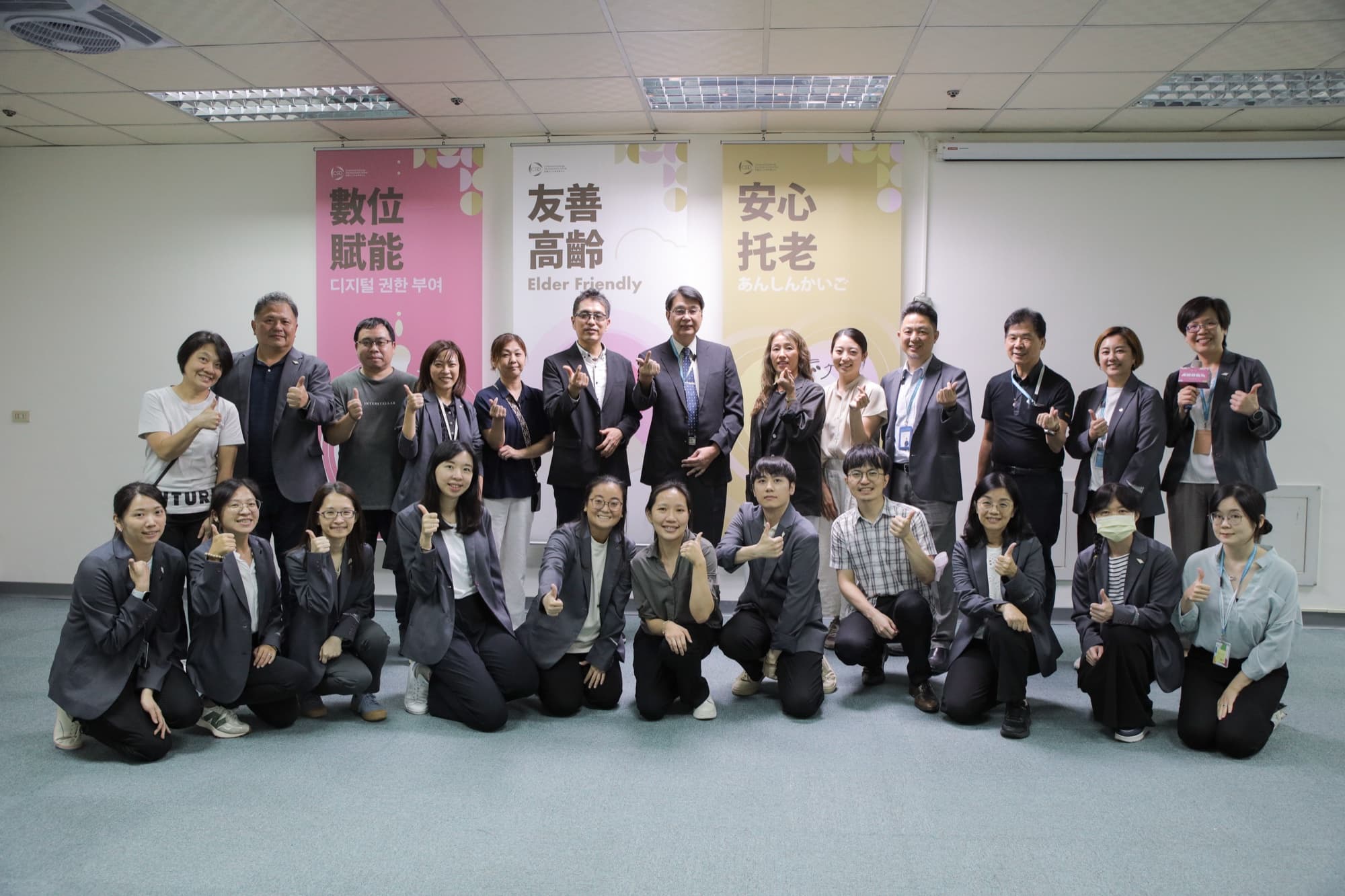 講座收尾大合照，全體講者與主辦人員同框