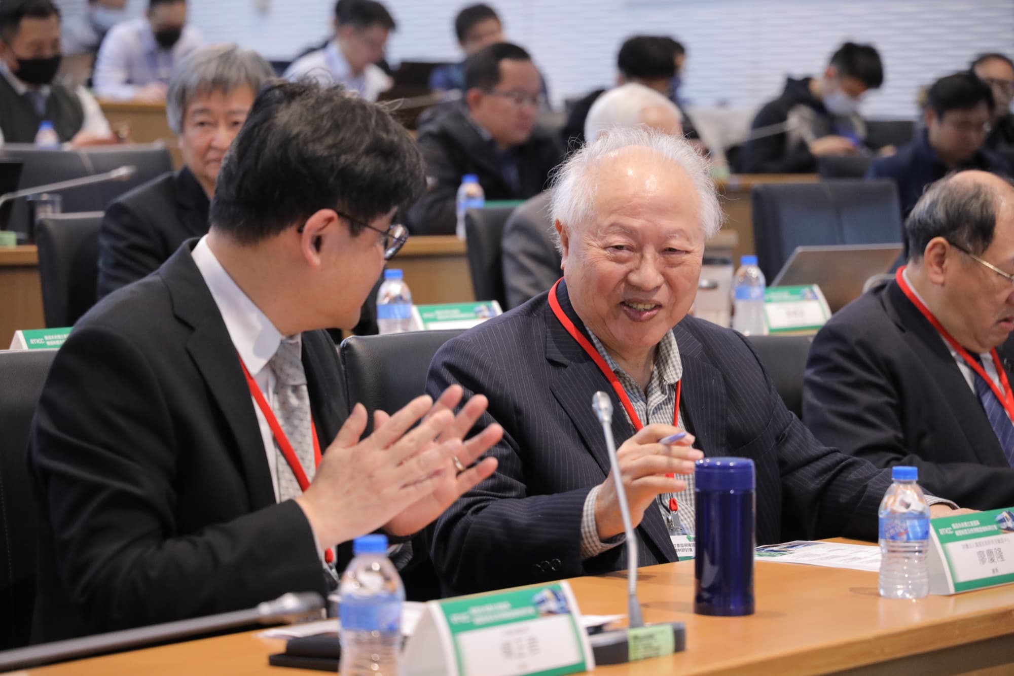 講者站立說明，聽眾正面注視台前