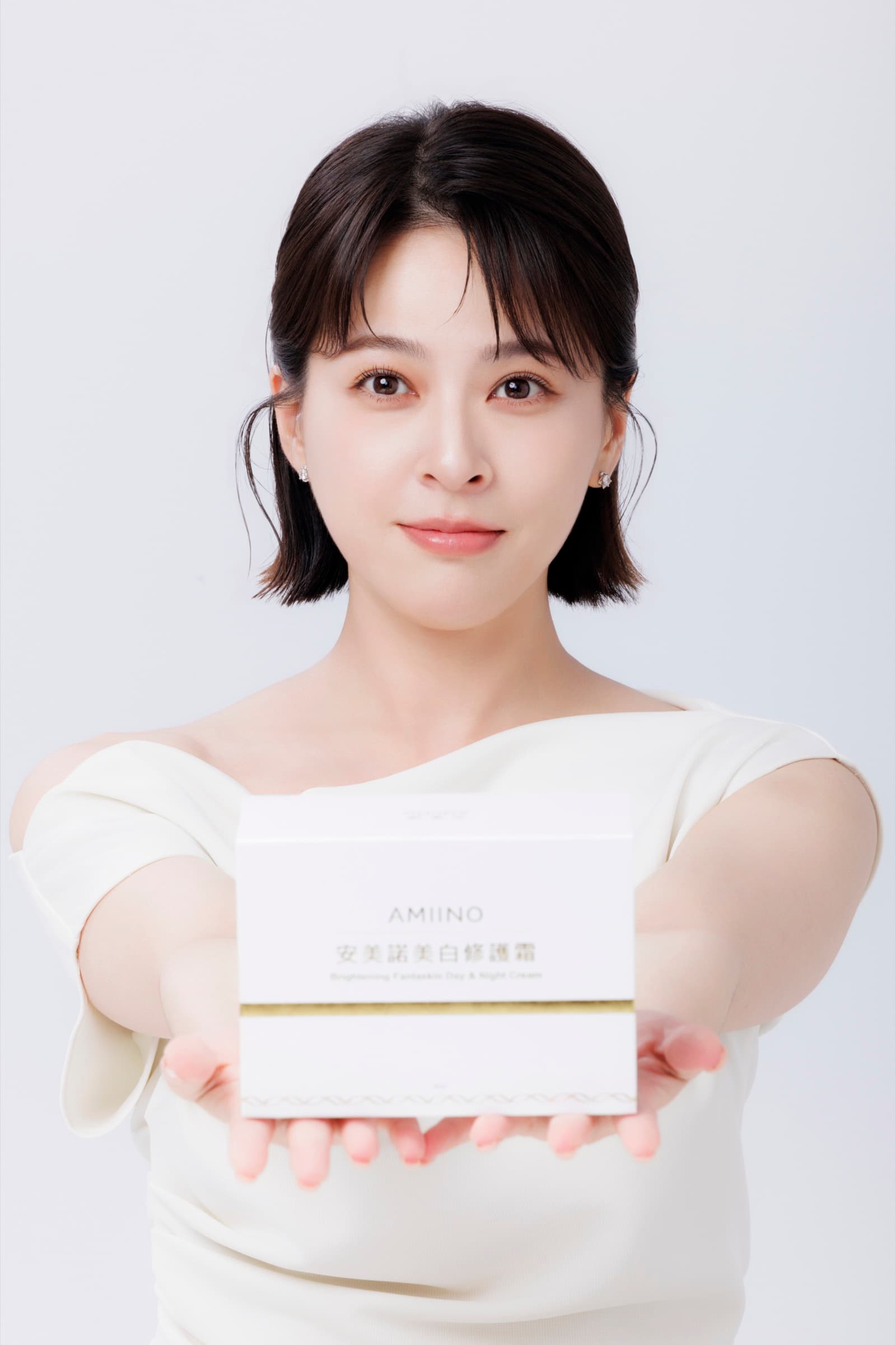 安美諾品牌棚拍:代言人展示產品包裝