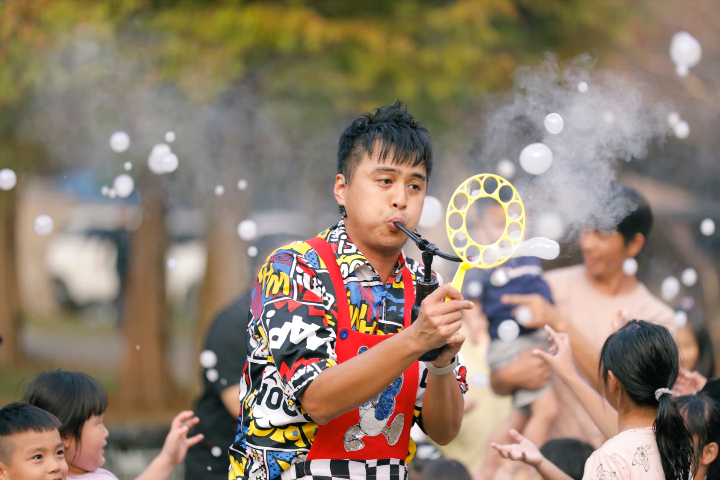 小朋友吹泡泡的瞬間