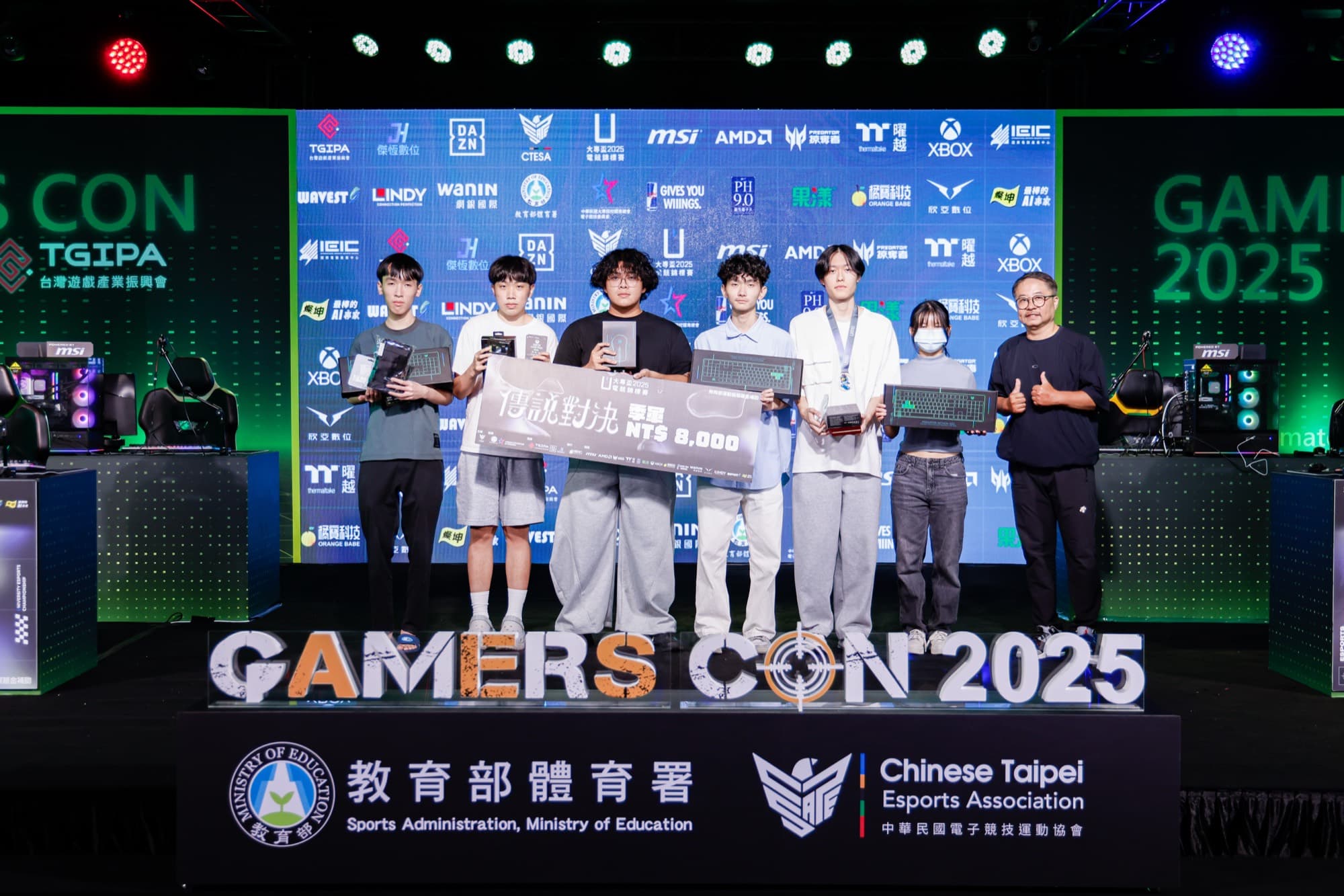 冠軍隊伍在GAMERS CON 2025舞台手持獎金看板合影