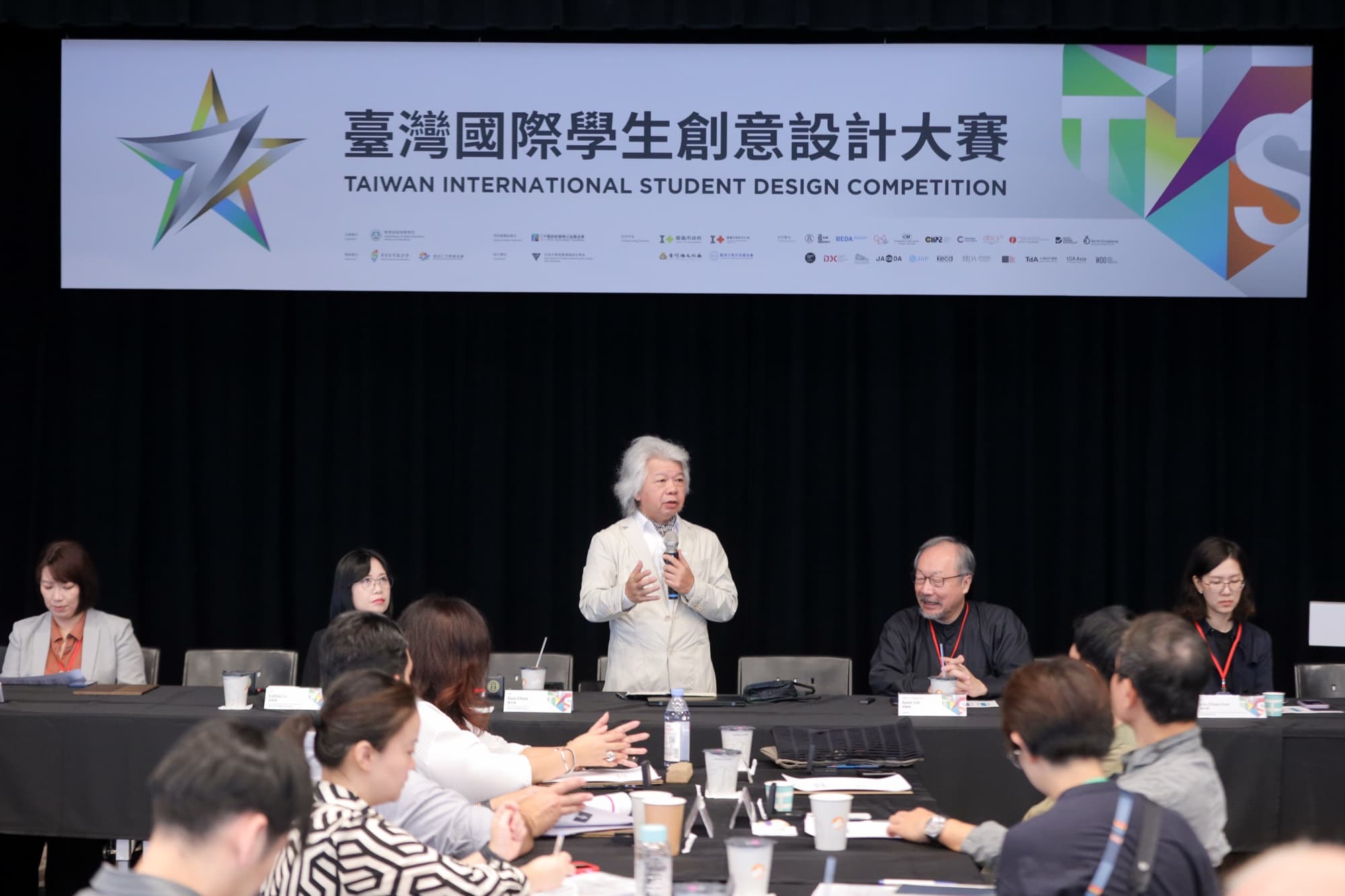 評審團於主視覺前討論