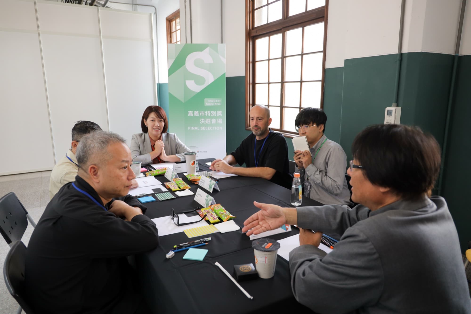 評審圍桌審議交流