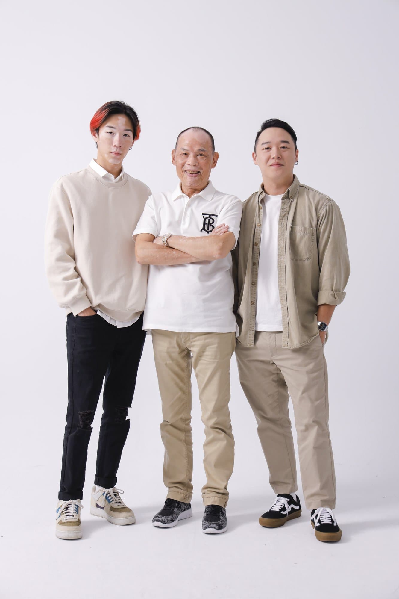 三位家人在白棚並肩站立的全身合影