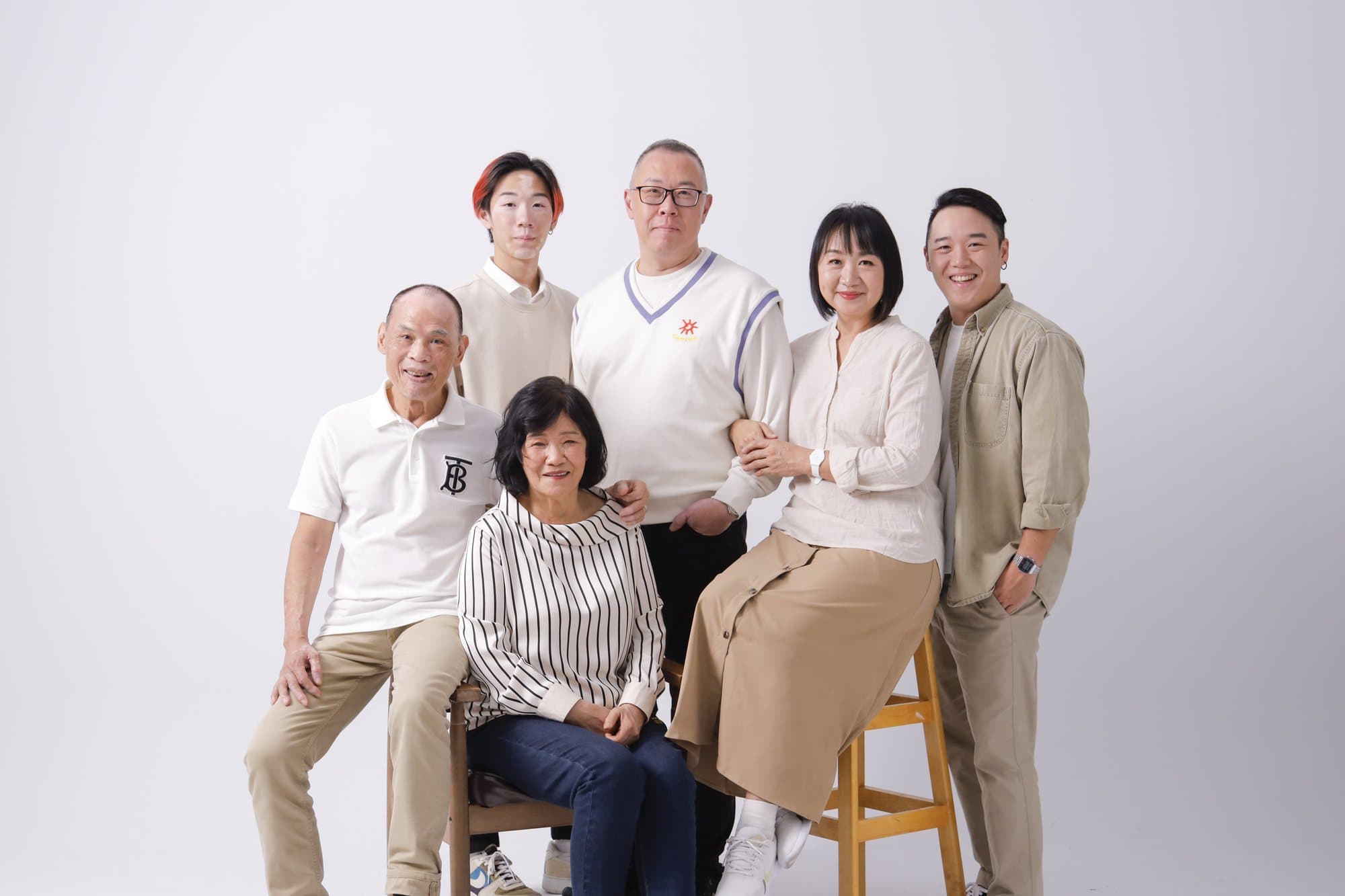 三位家人入座、三位站立的白棚六人群像