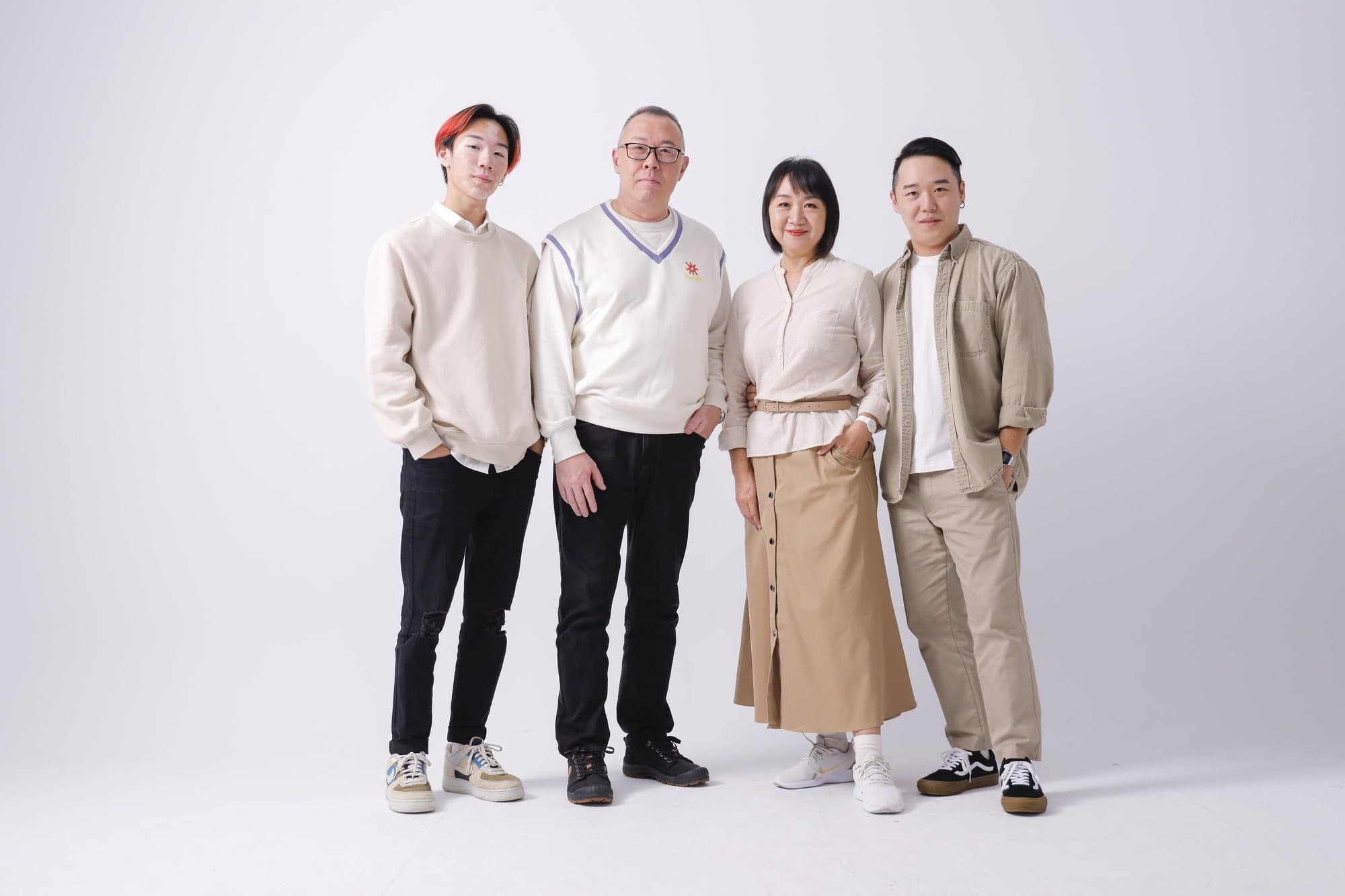 四位家人在白棚並肩站立的全身合影