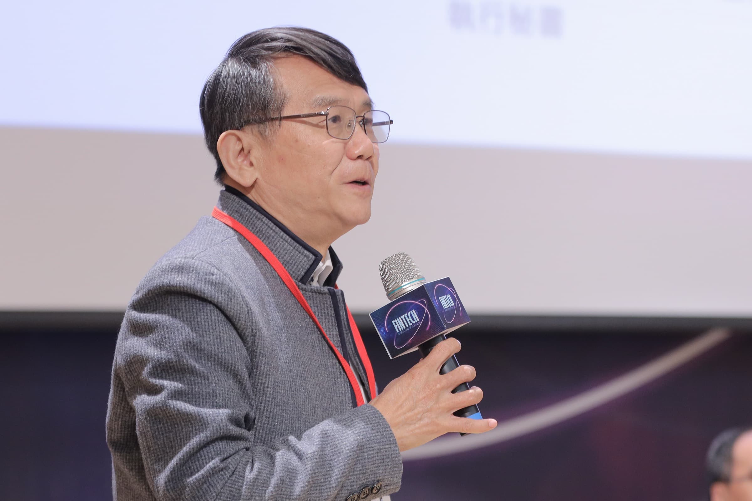 與談人手持 FINTECH 麥克風發言