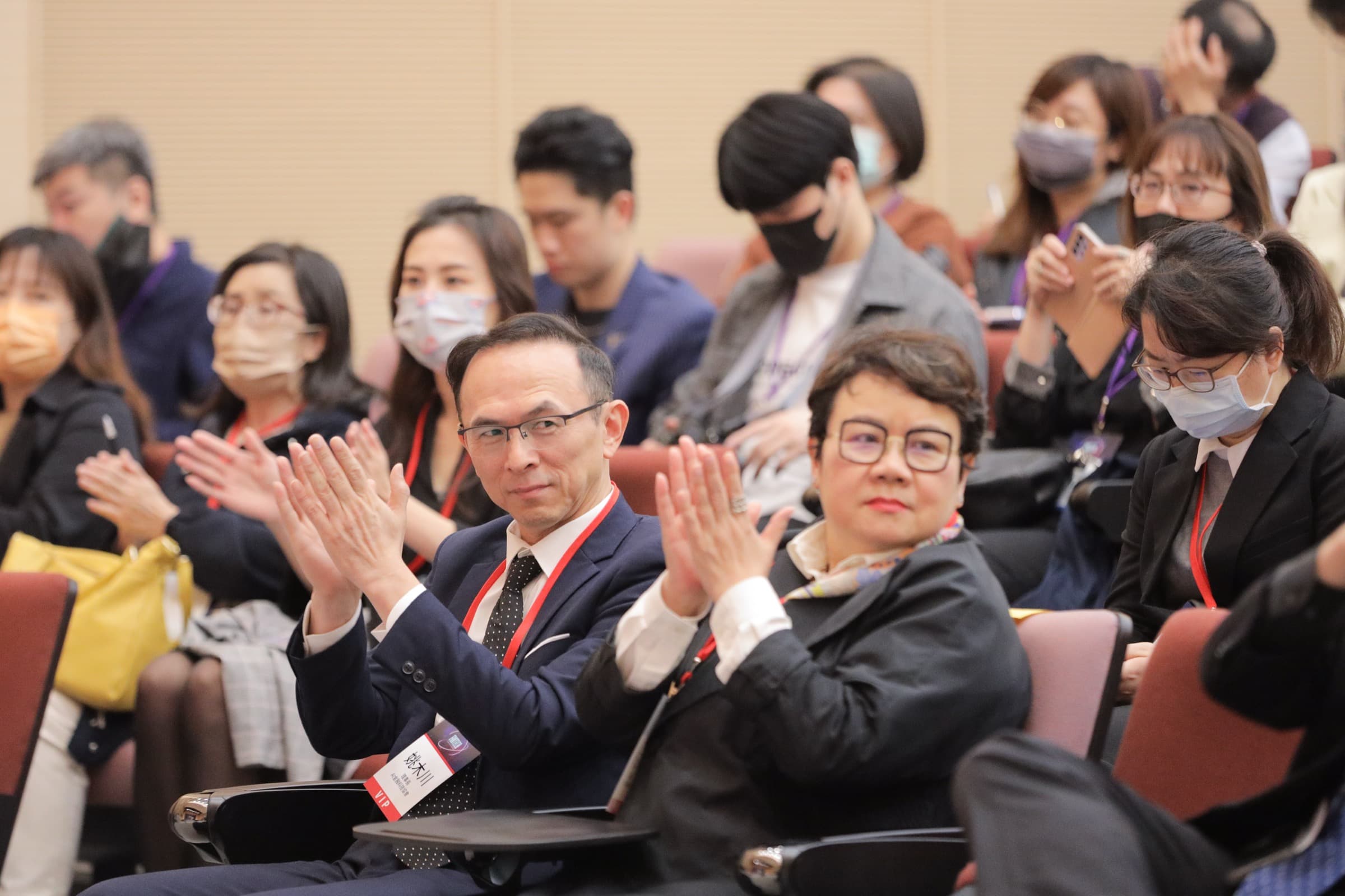 與會嘉賓席間熱烈鼓掌