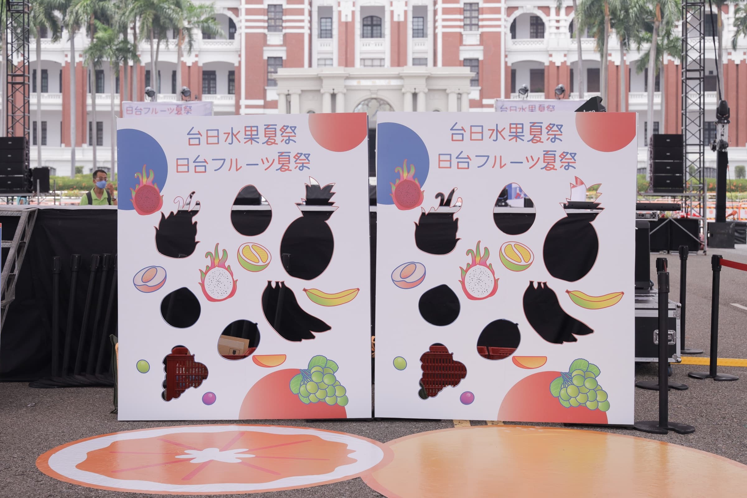 台日水果夏祭主視覺立牌,兩片以水果插畫與『台日水果夏祭/日台フルーツ夏祭』字樣構成的直式看板
