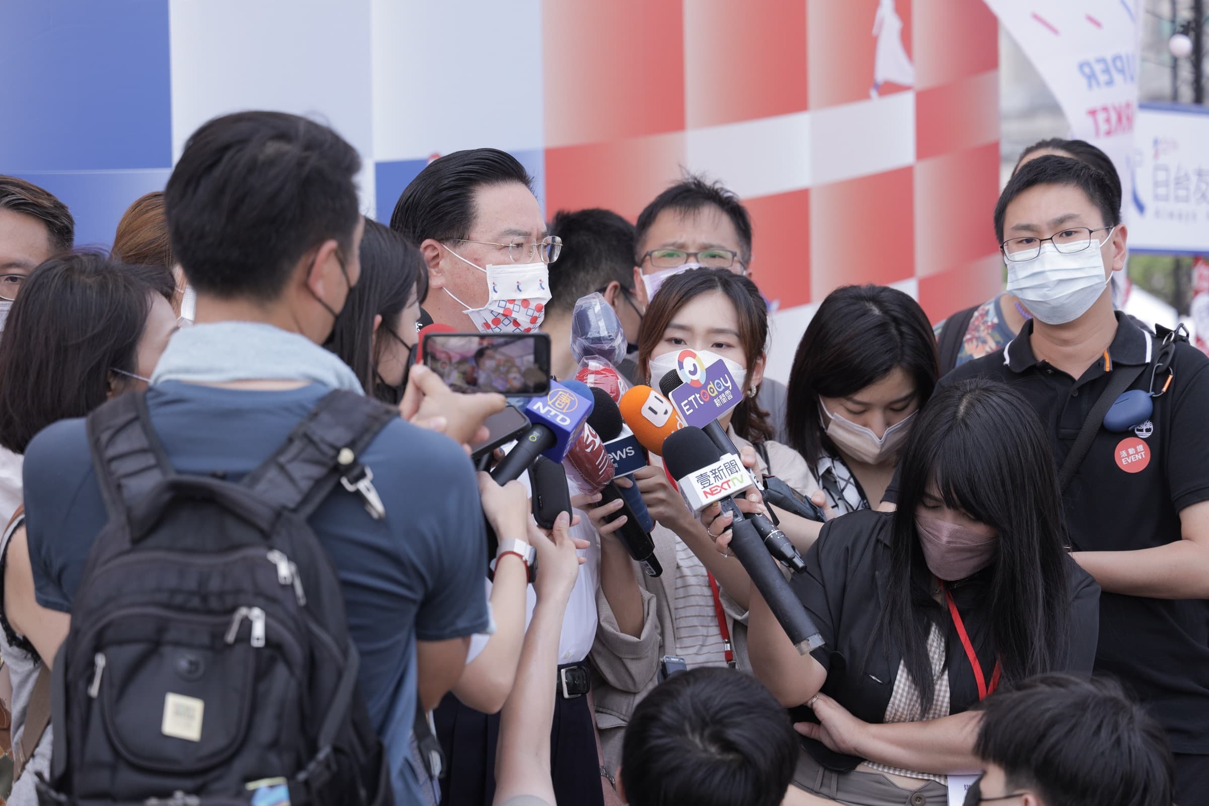 活動現場一名受訪者被多支電視台麥克風(NTD、ETtoday、壹新聞 NEXTTV 等)與手機包圍,媒體記者近距離採訪