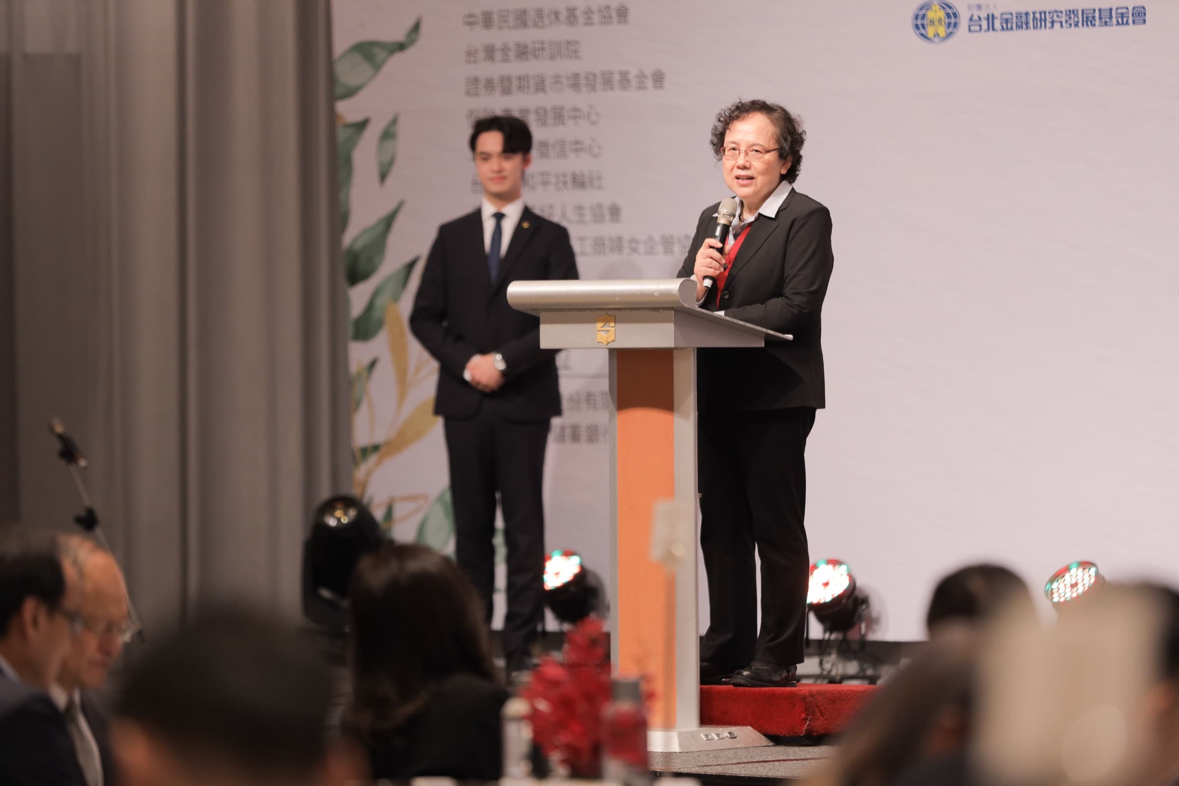第 26 屆金鑽獎貴賓致詞,台北金融研究發展基金會背板可見