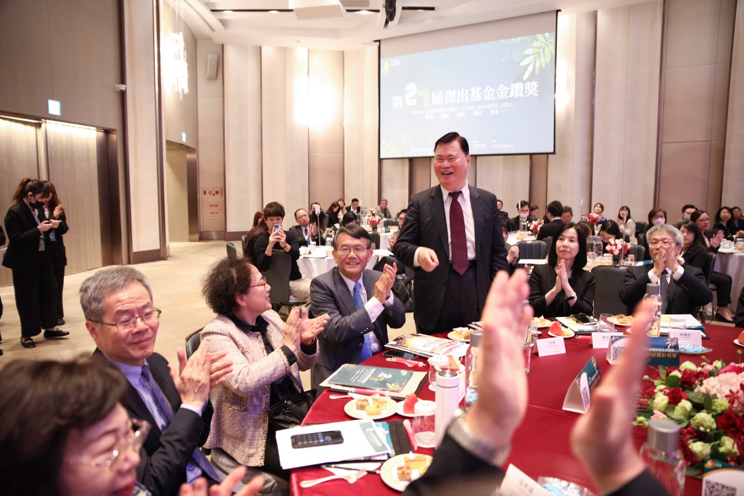 第 27 屆金鑽獎得獎者於座位起立接受掌聲
