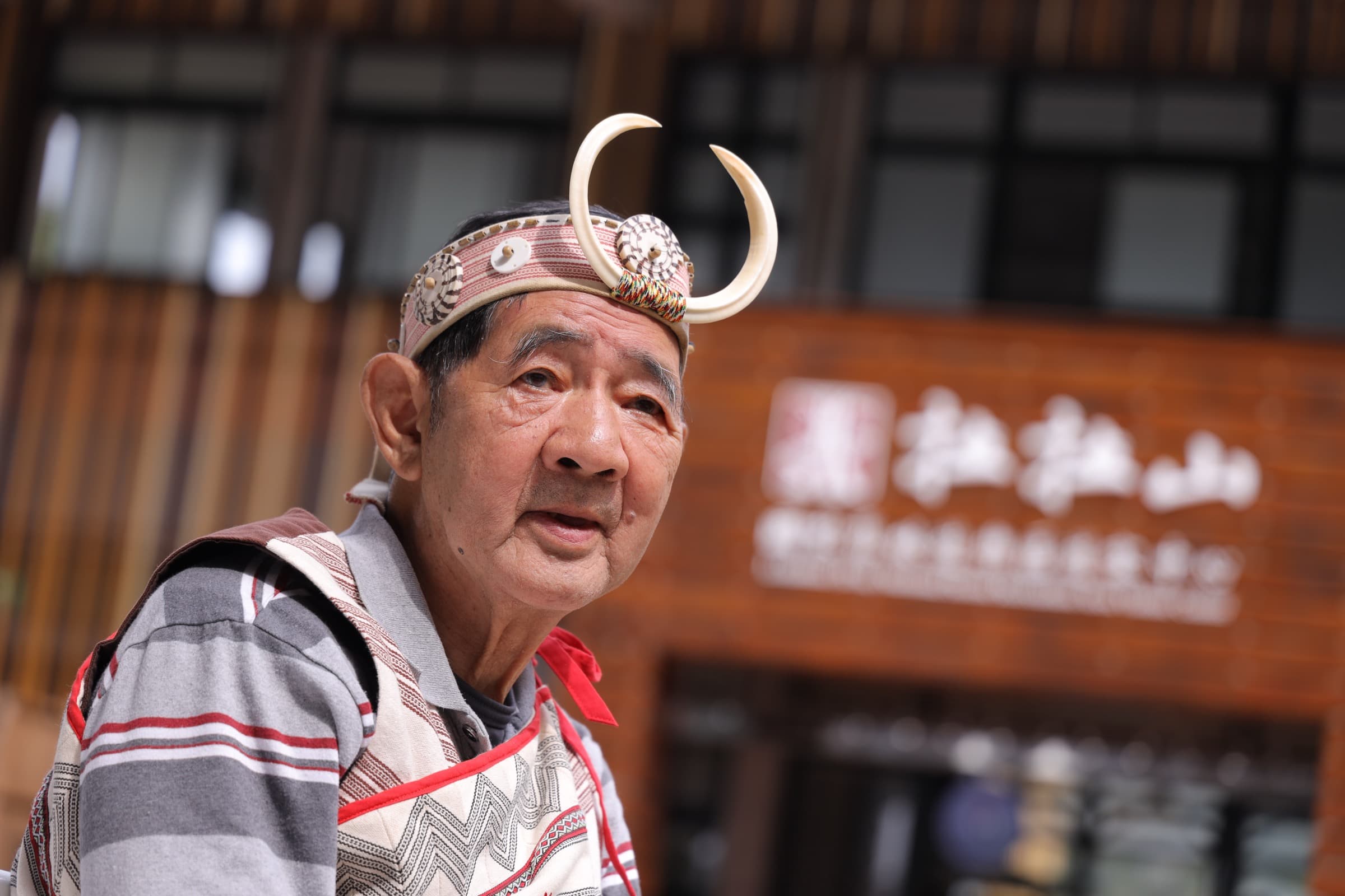 原民長老傳統服飾頭飾特寫拉拉山遊客中心前
