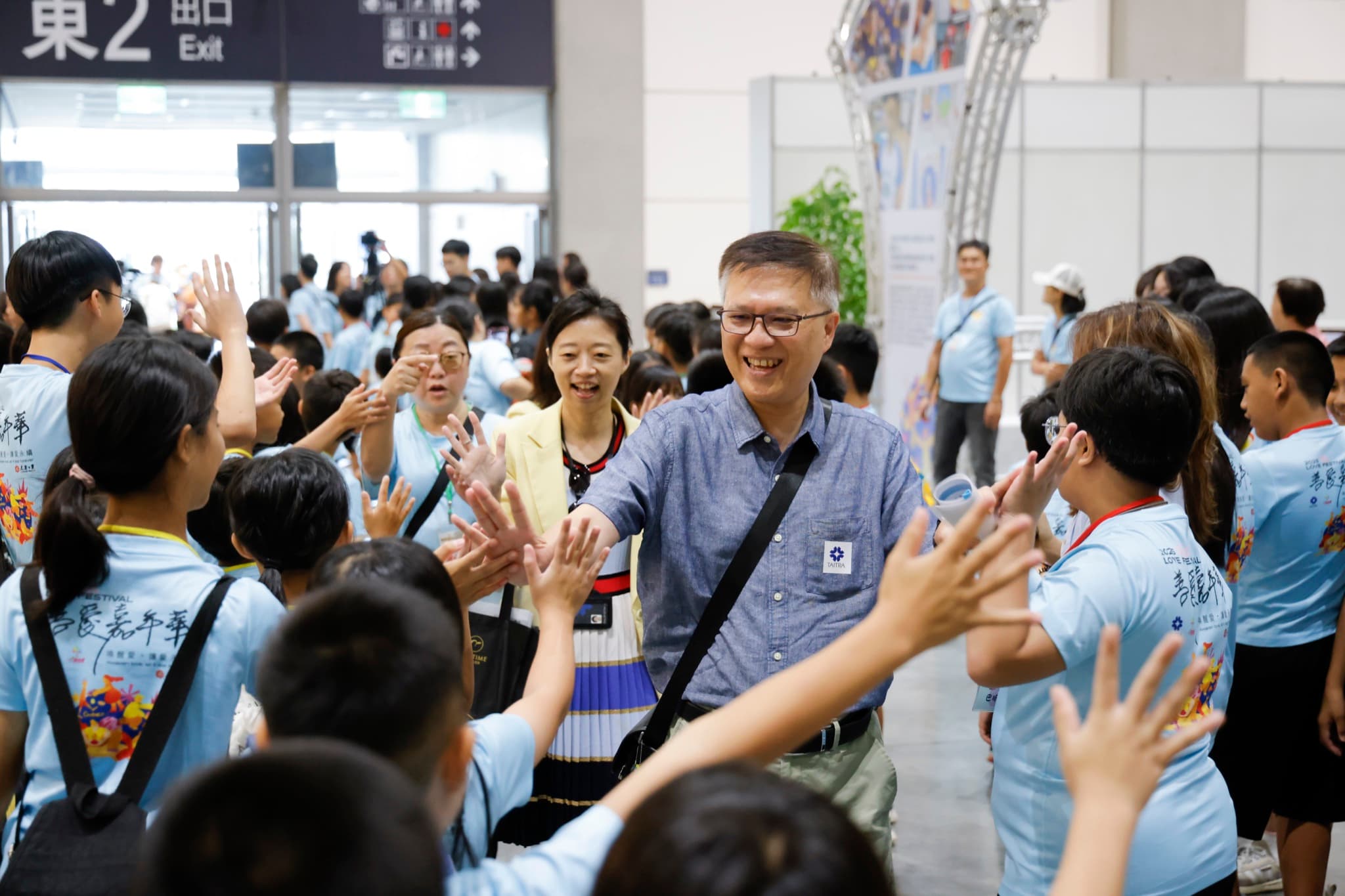 貴賓與學童夾道擊掌迎賓