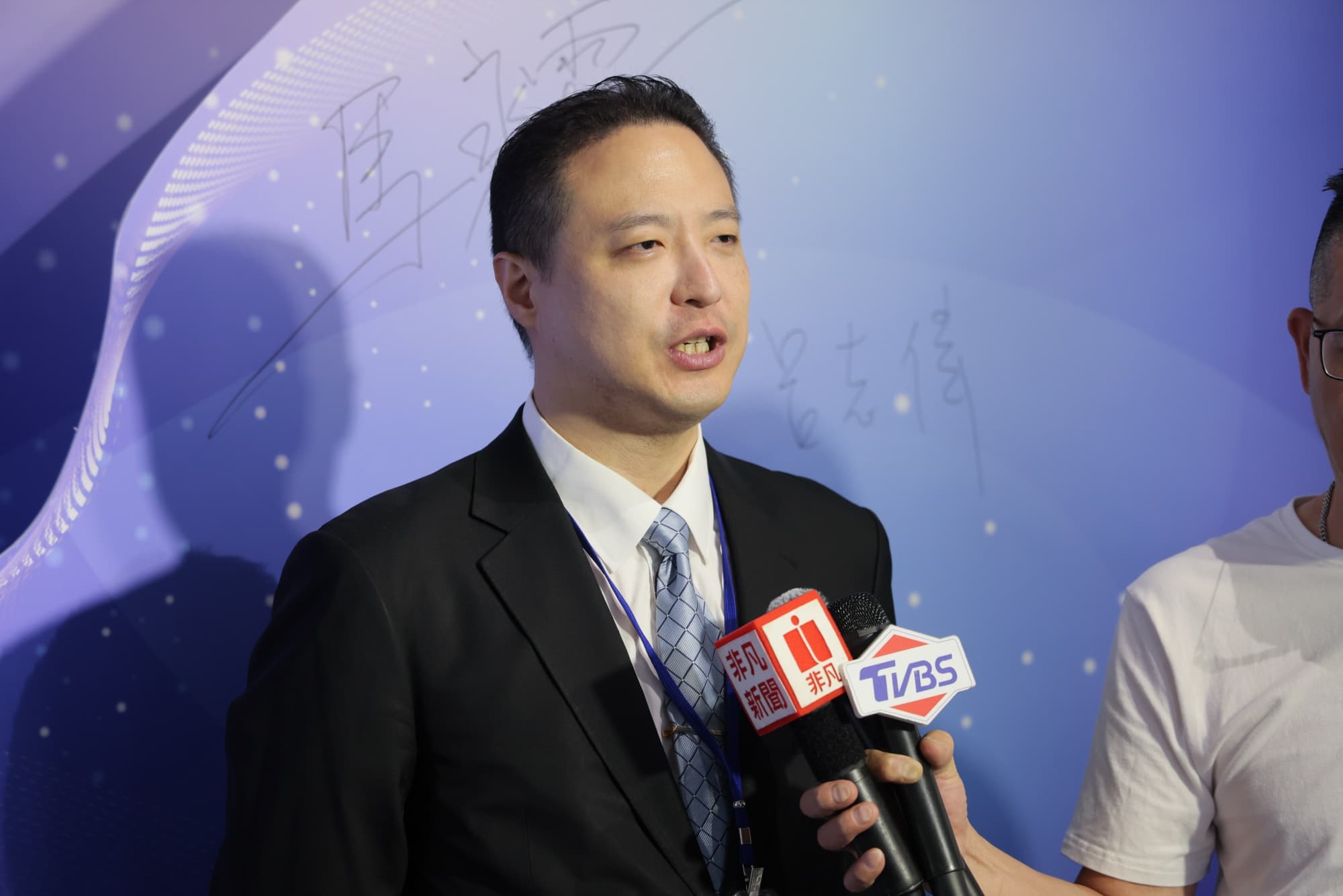 媒體採訪現場抓拍,記者與受訪者自然互動瞬間