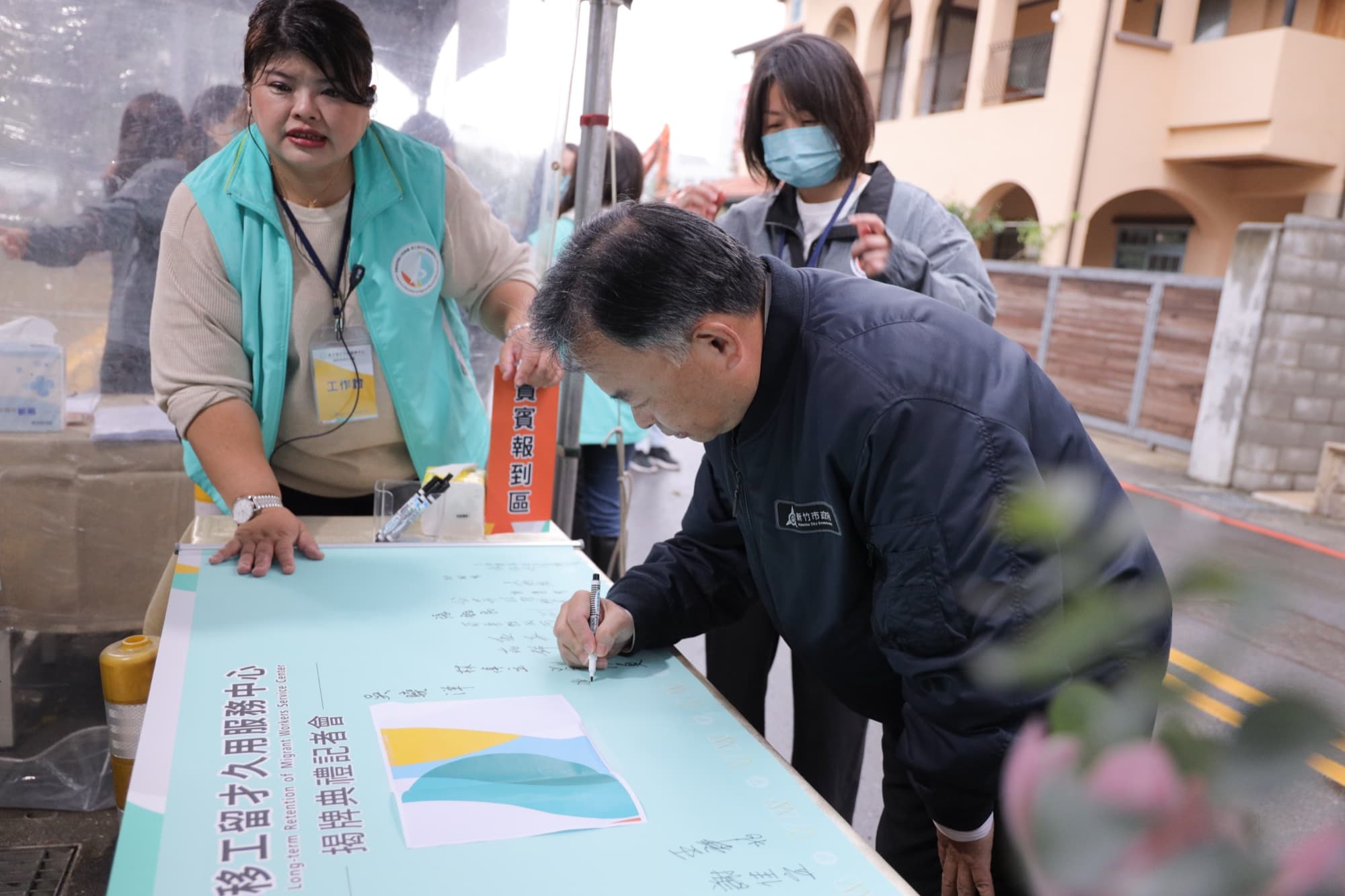 出席官員代表正面廣角,儀式台前排列整齊