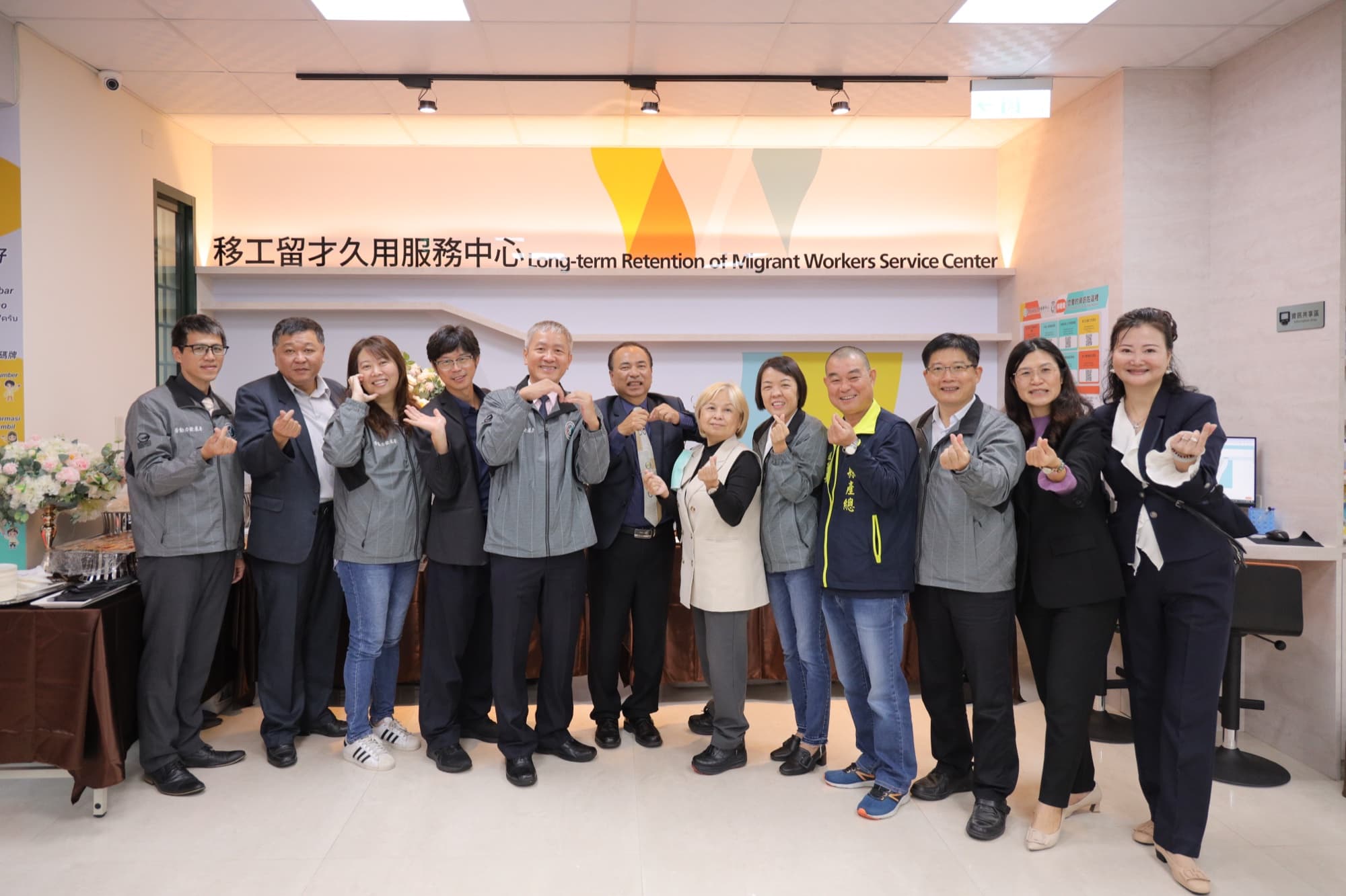揭牌儀式啟動瞬間,多位代表共同掀幕或拉繩