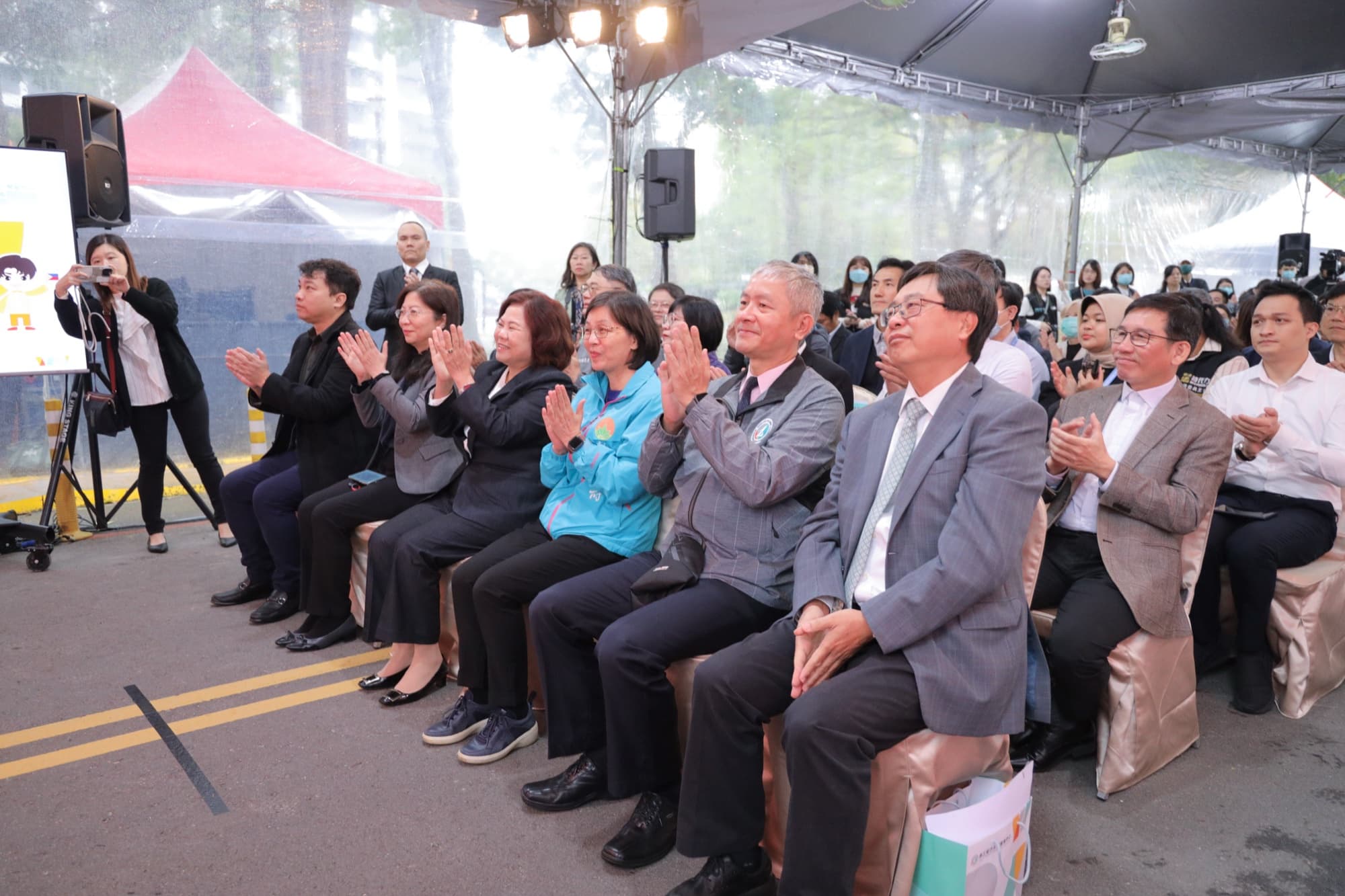 記者席前排媒體架機拍攝,現場媒體出席規模