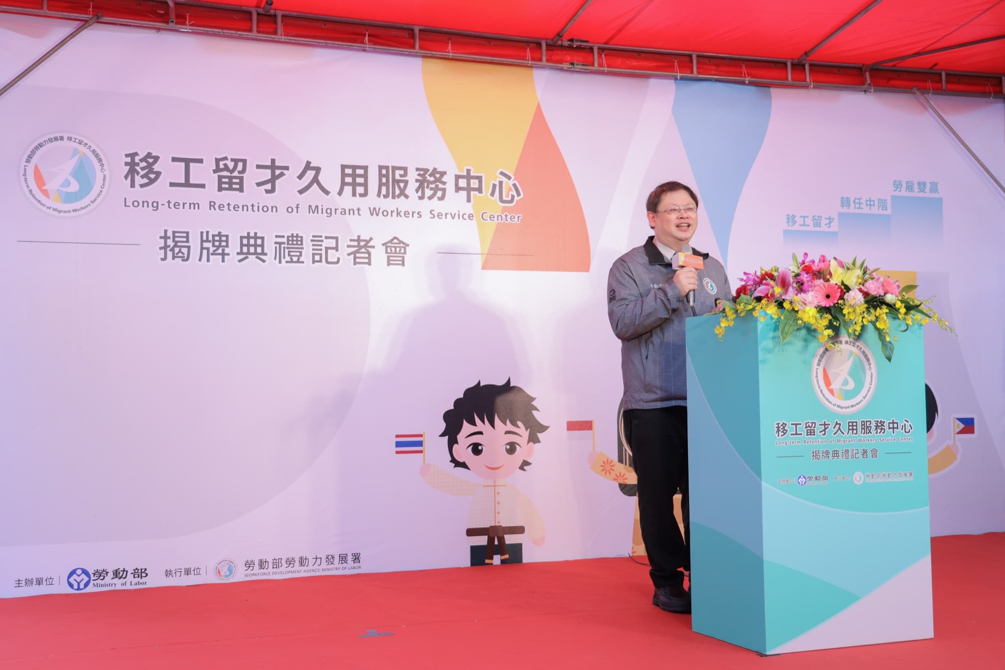 主辦代表回應記者提問,表情認真專注