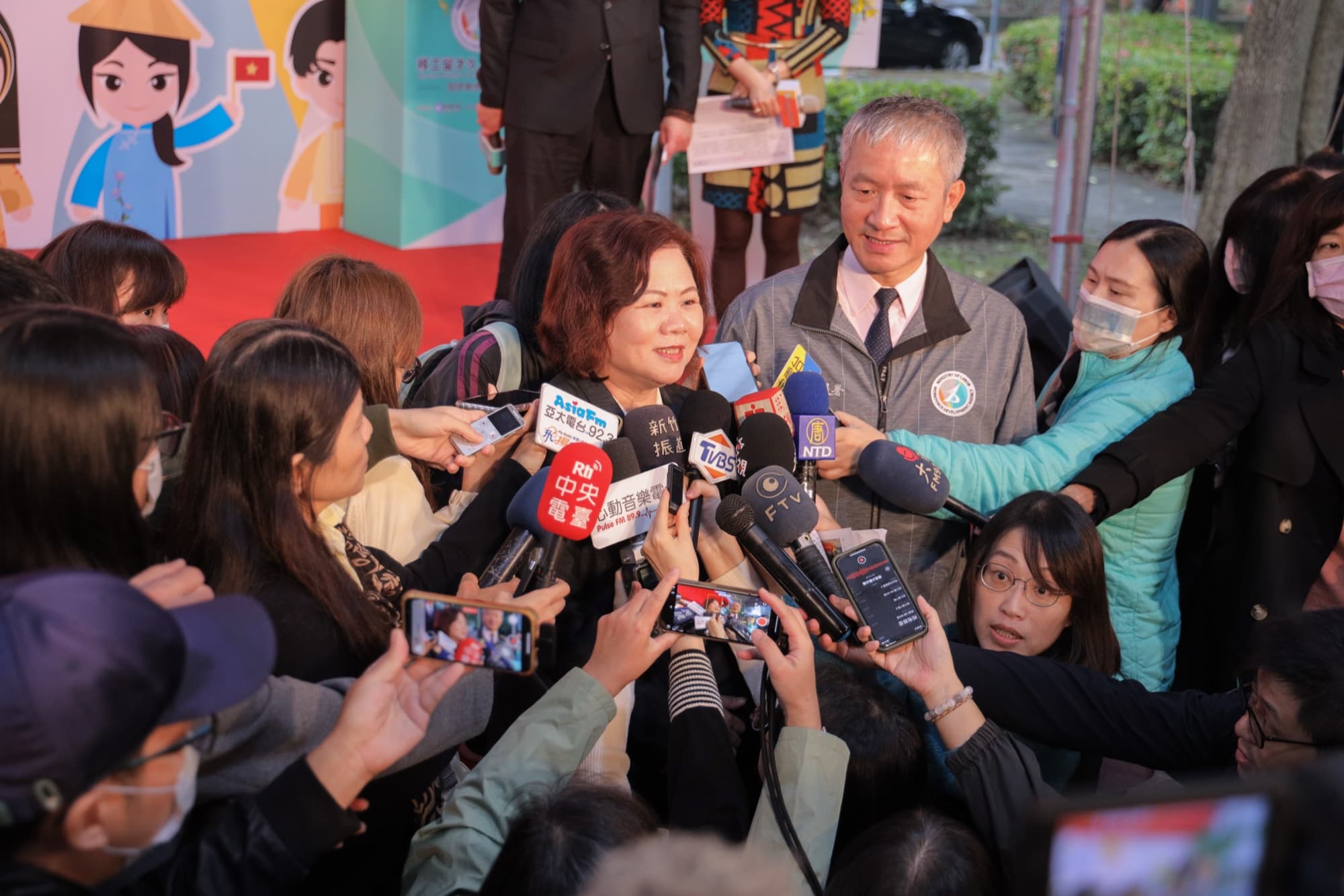 貴賓與工作人員在服務中心入口前合影