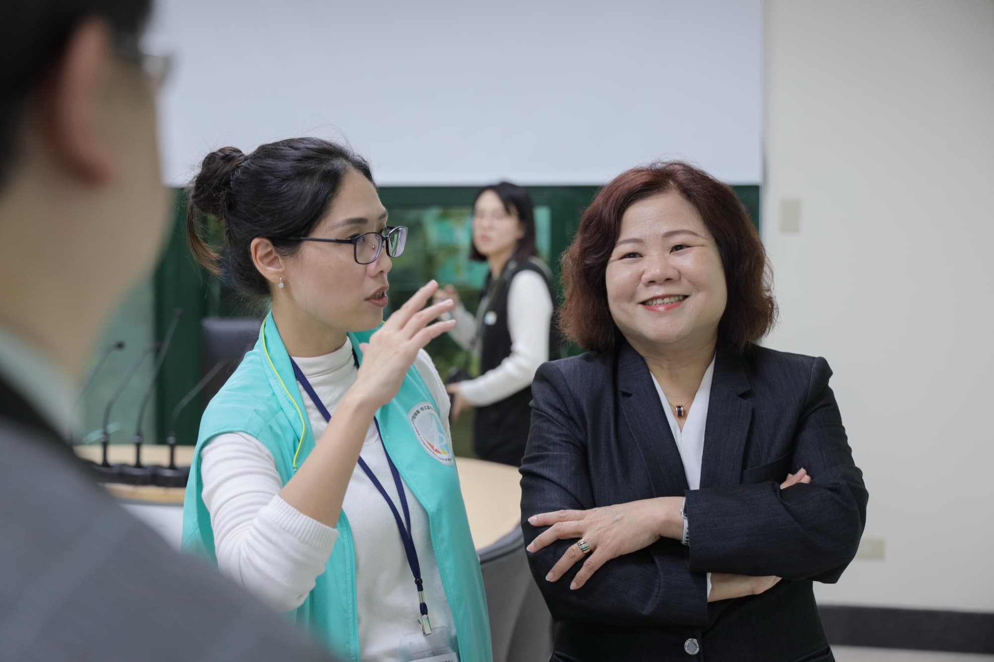 小組合影,部分官員與地方代表分組留念