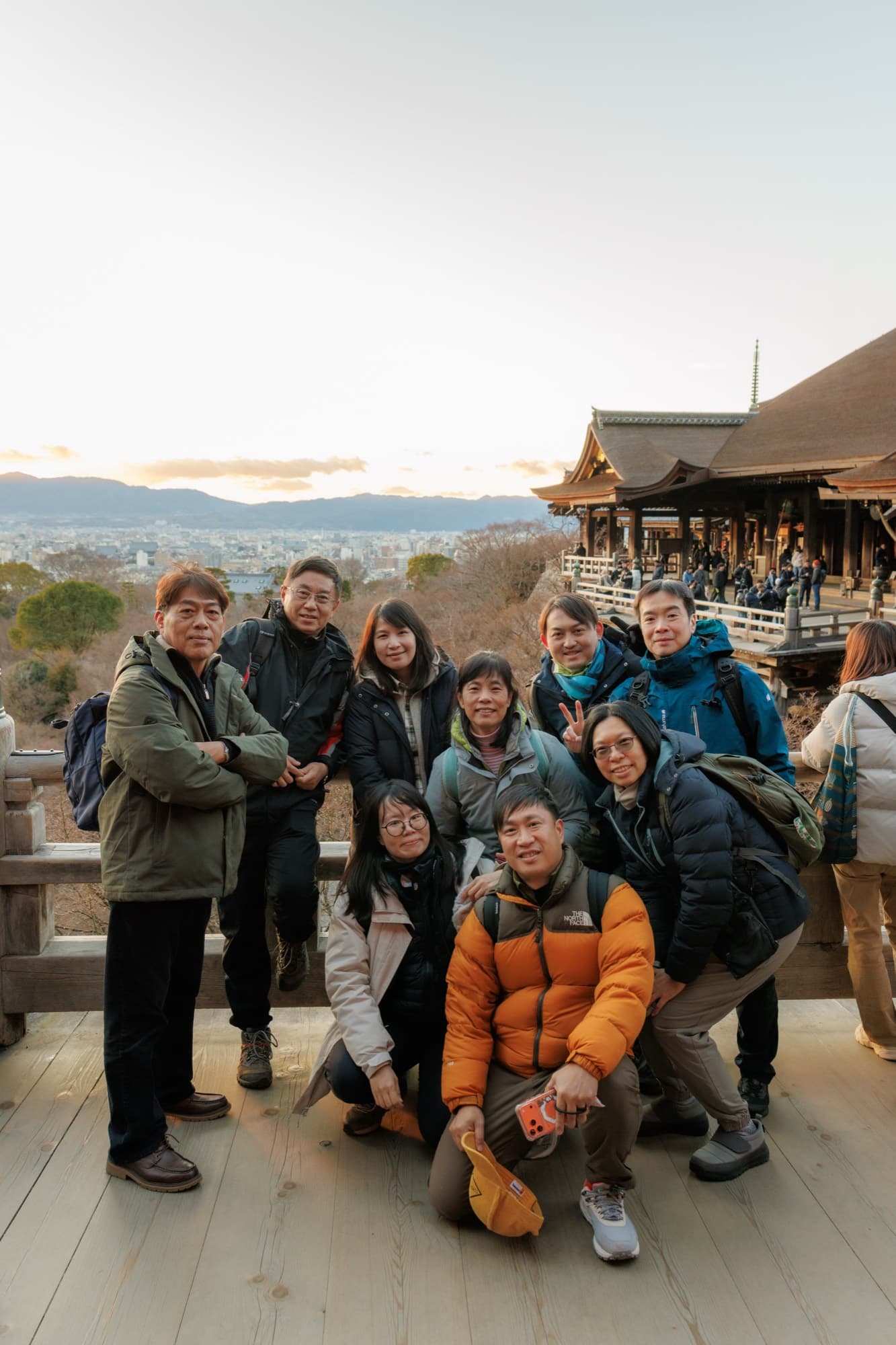 參訪團在清水寺木造平台前以京都市景為背景合照