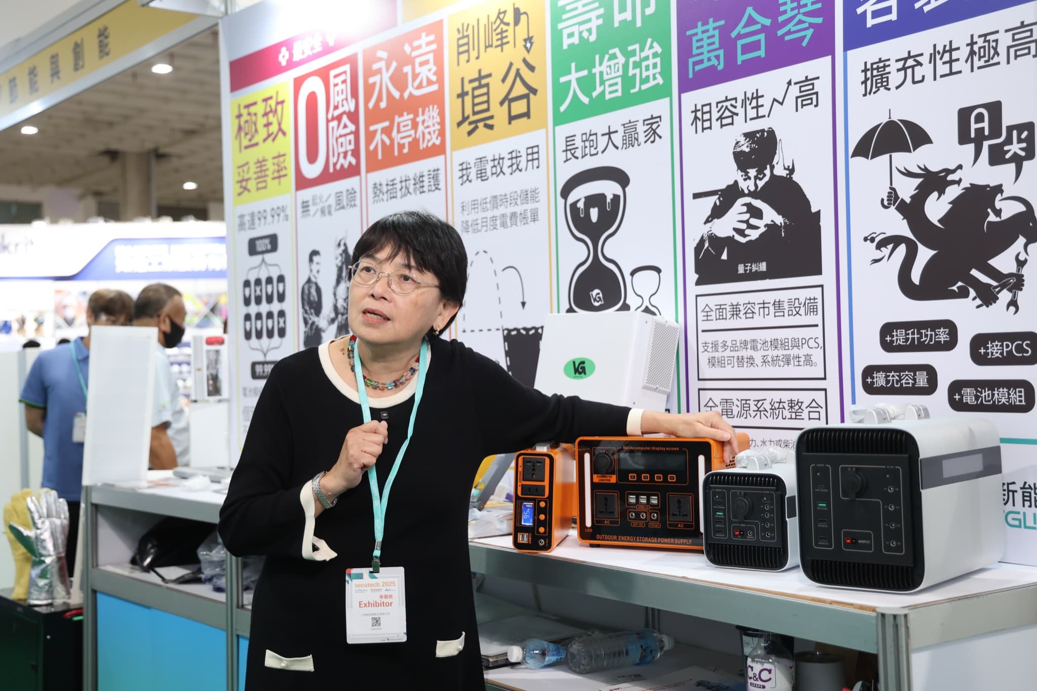配戴secutech 2025參展證的大翔新能源人員在多款儲能電源前向參觀者說明