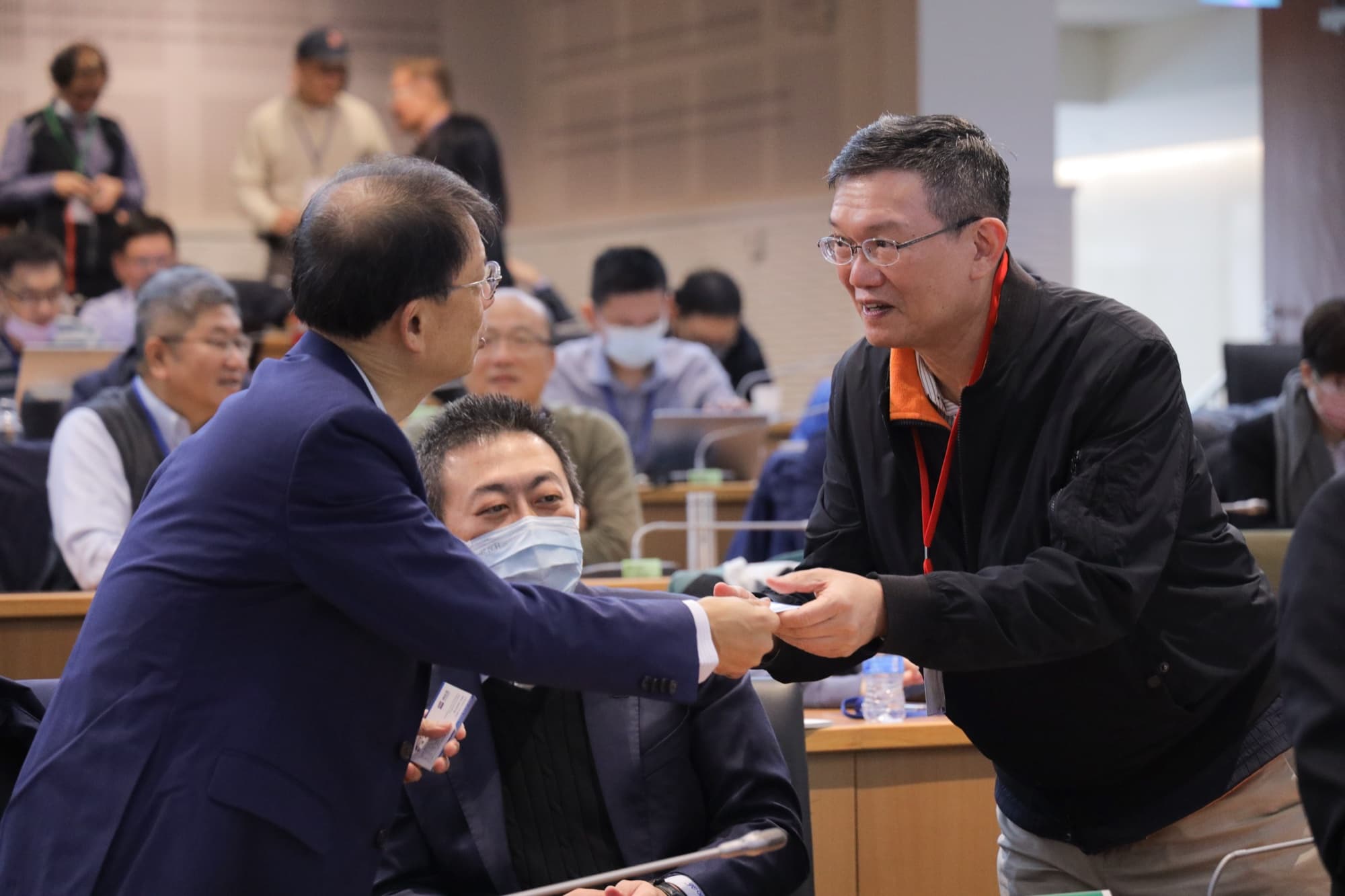 技術講者於台前簡報,背景投影呈現鐵道系統圖表