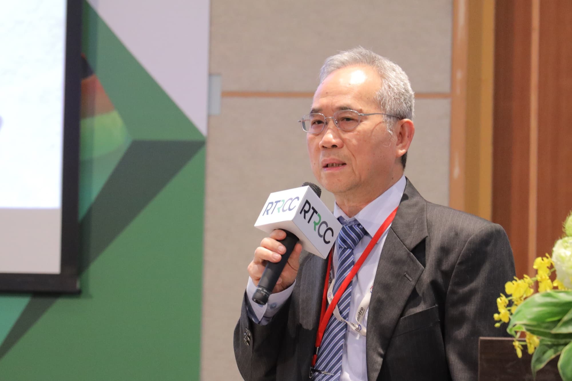 技術說明段落,投影畫面與講者同框