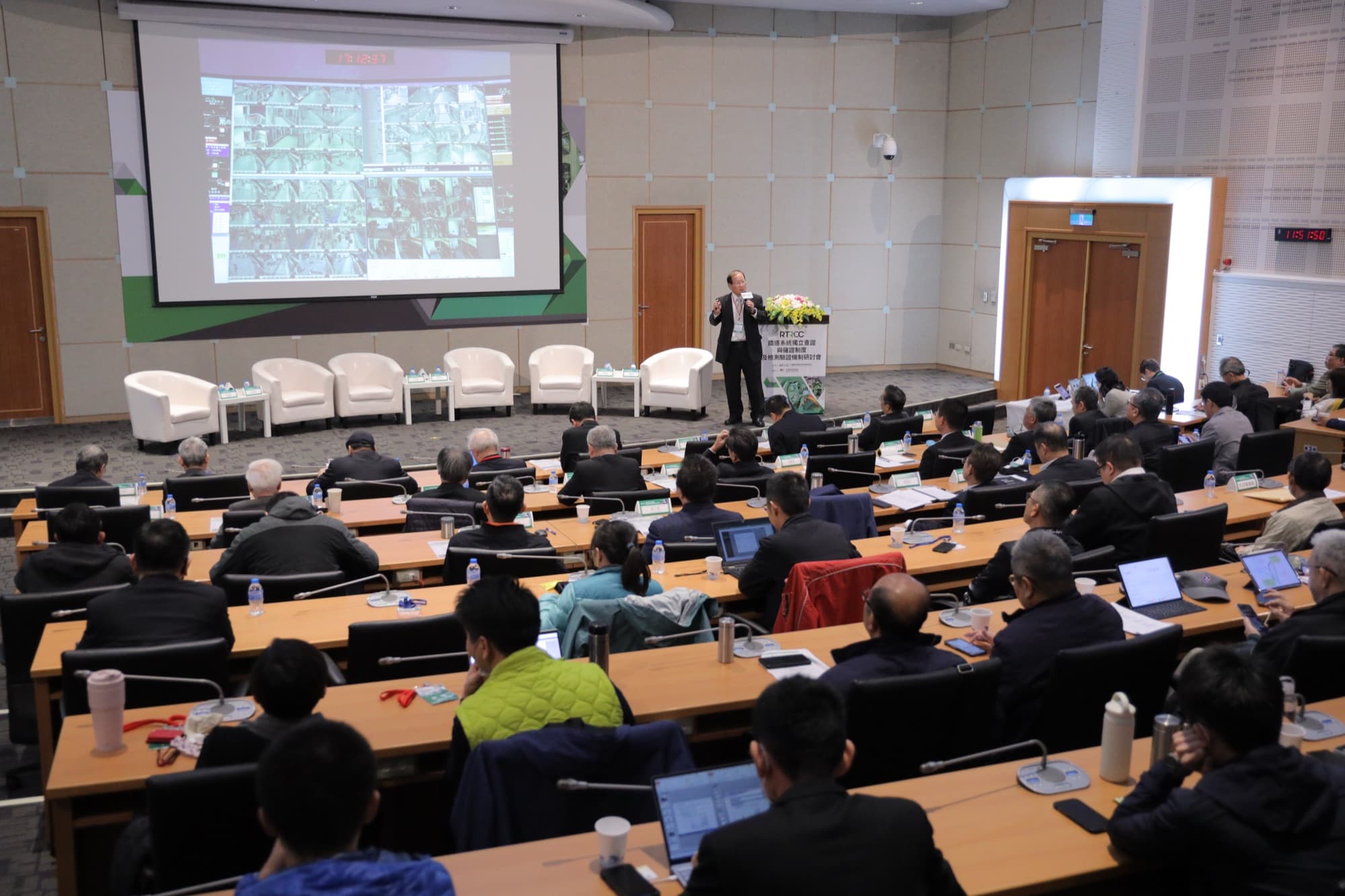 研討會結束後合影,主桌代表與主辦方同框