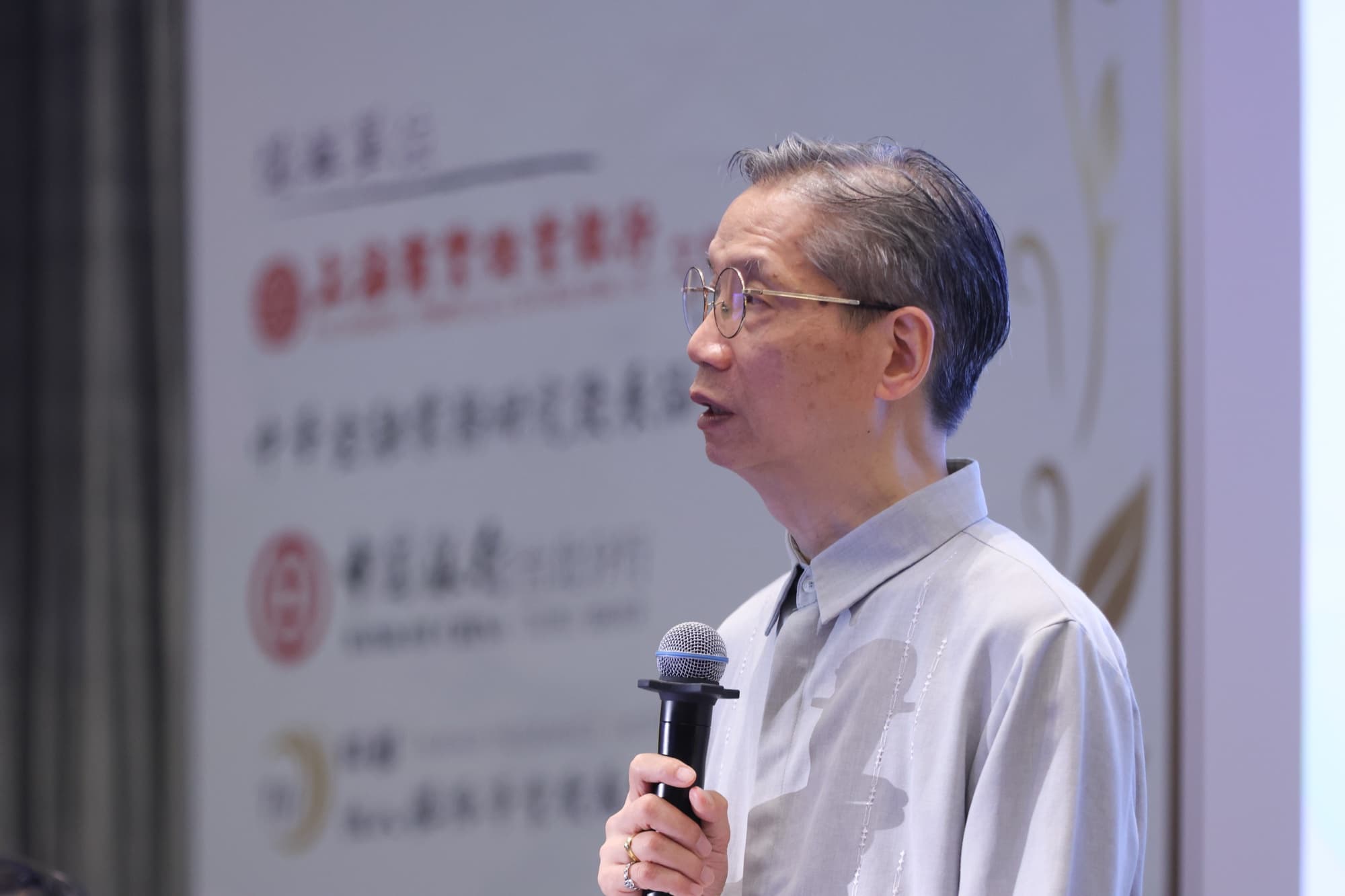 講者持麥克風發言特寫