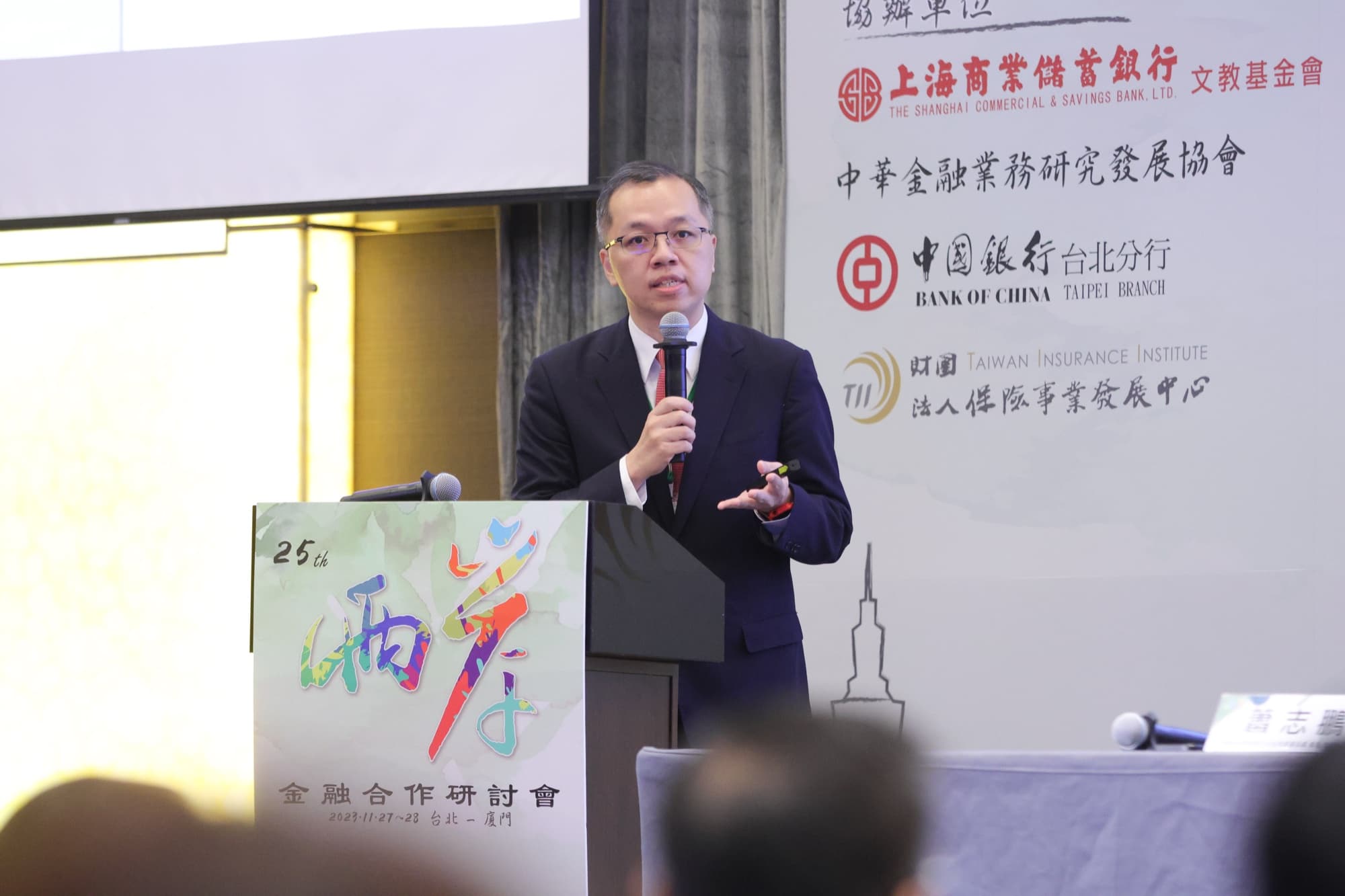 講者於研討會講桌前發言