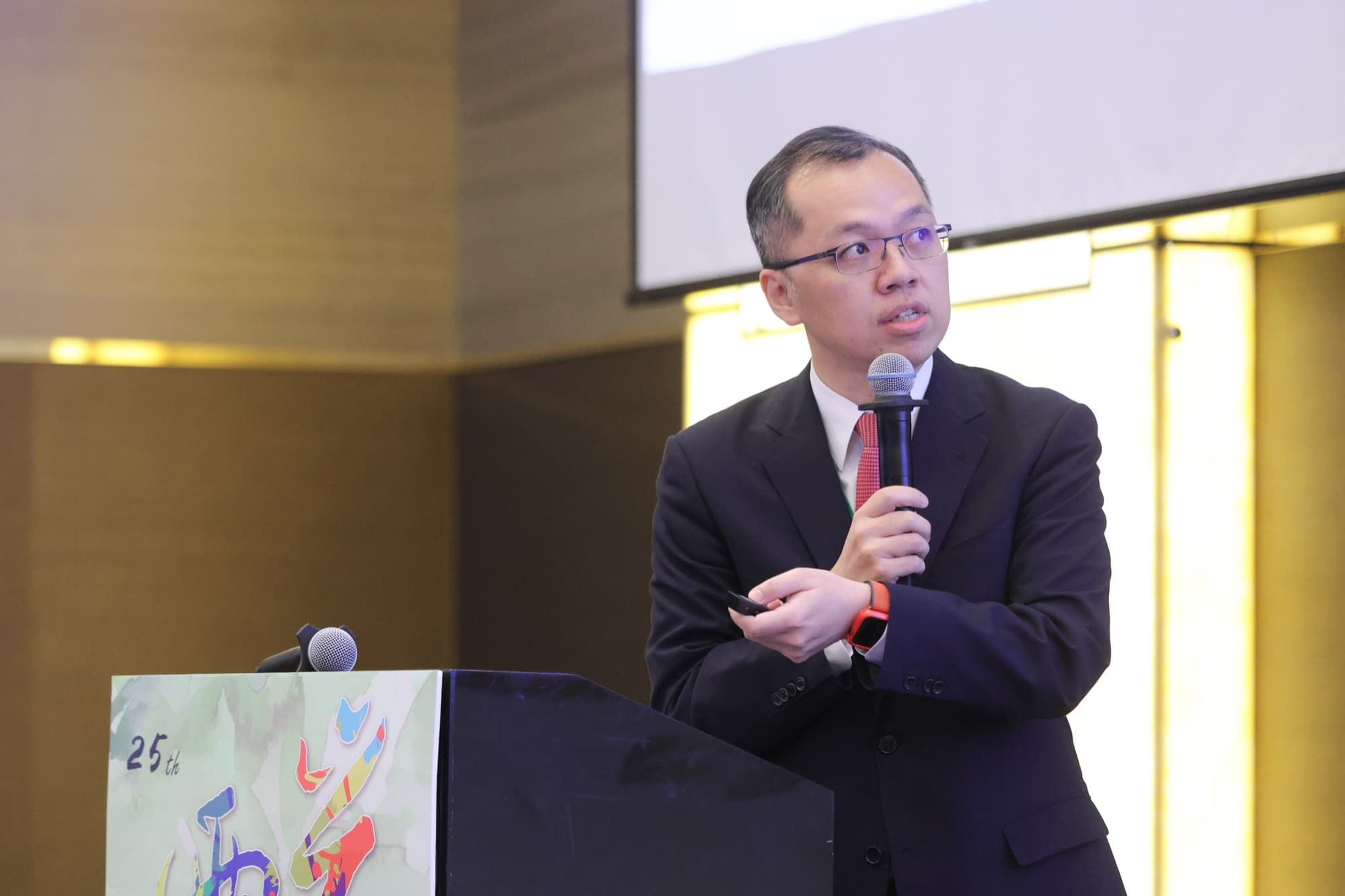 講者台上發言特寫