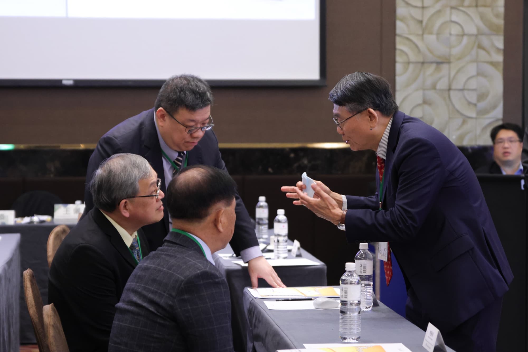 與會代表交換名片瞬間